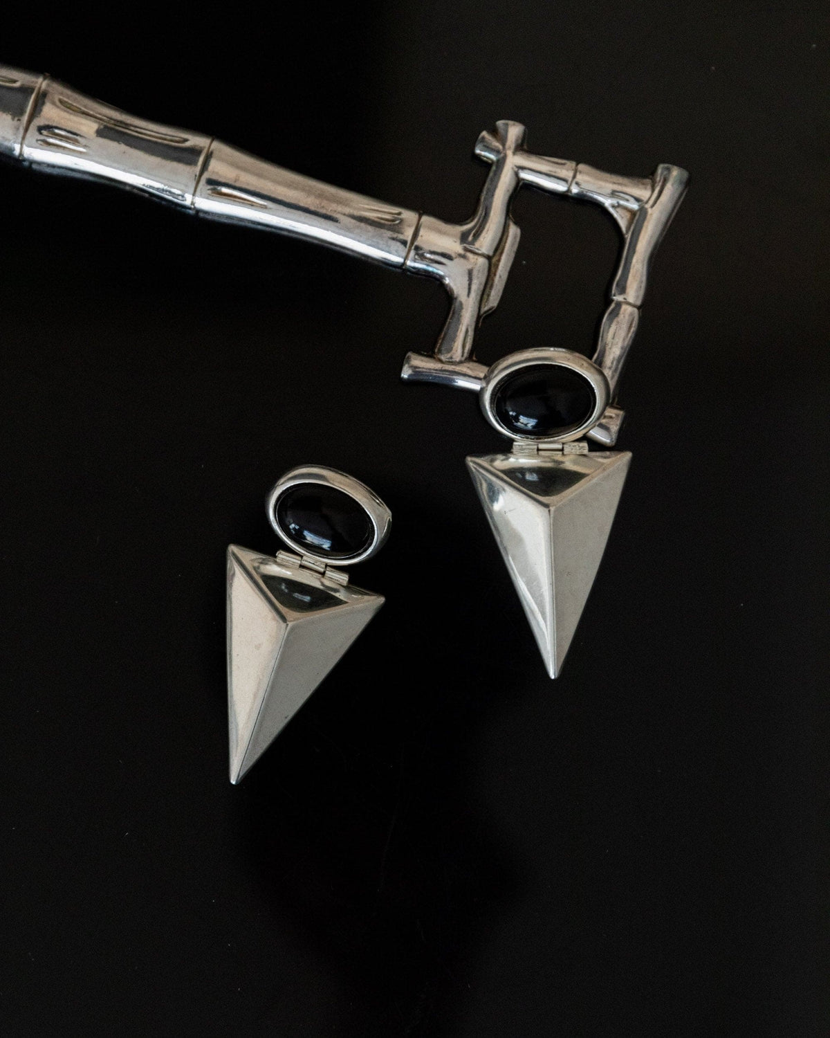 Boucle d'oreille vintage en argent avec onyx design moderniste Italie années 1970 cadeau rétro