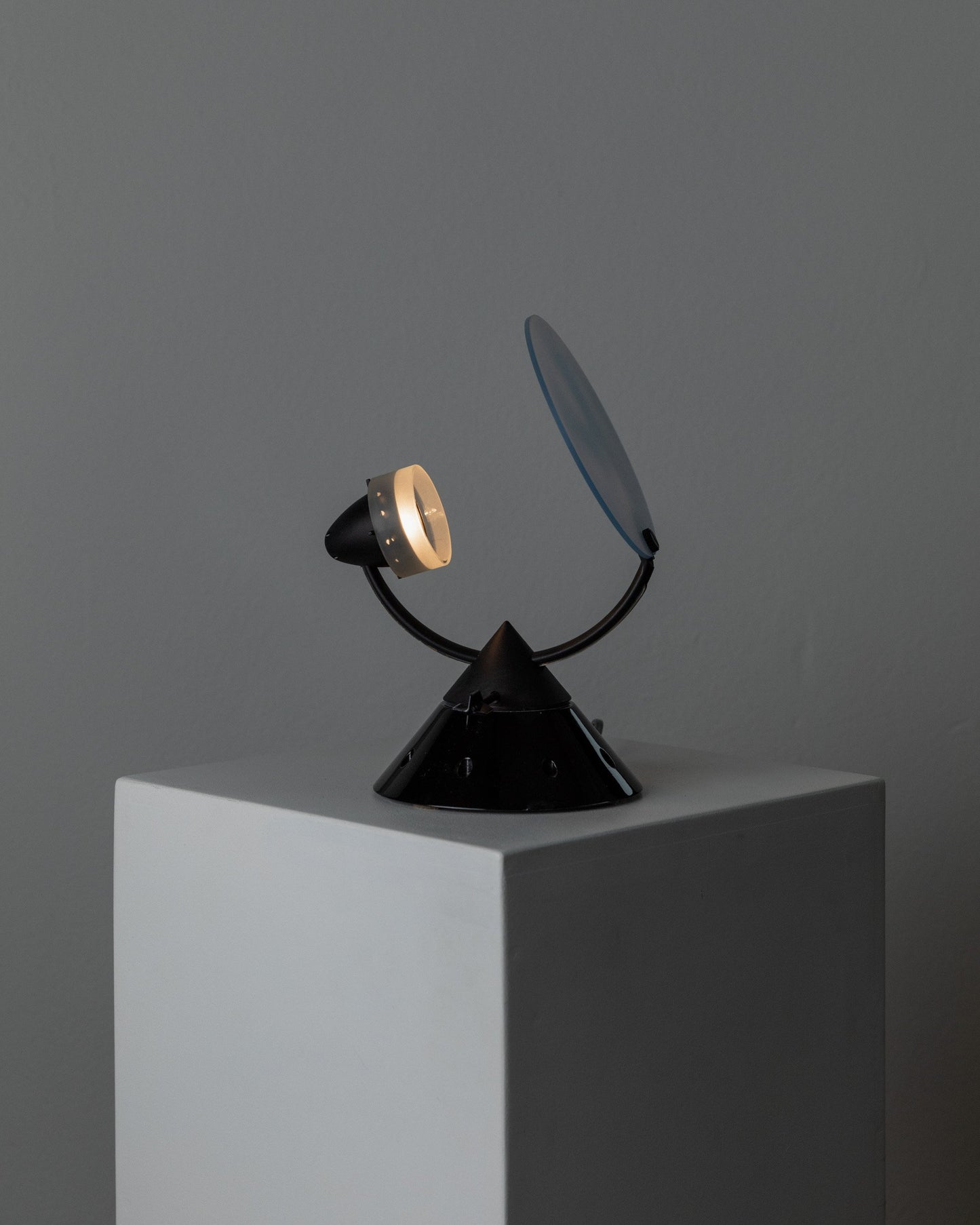 Lampe de table vintage Sestante verre bleu métal noir design Memphis années 1980