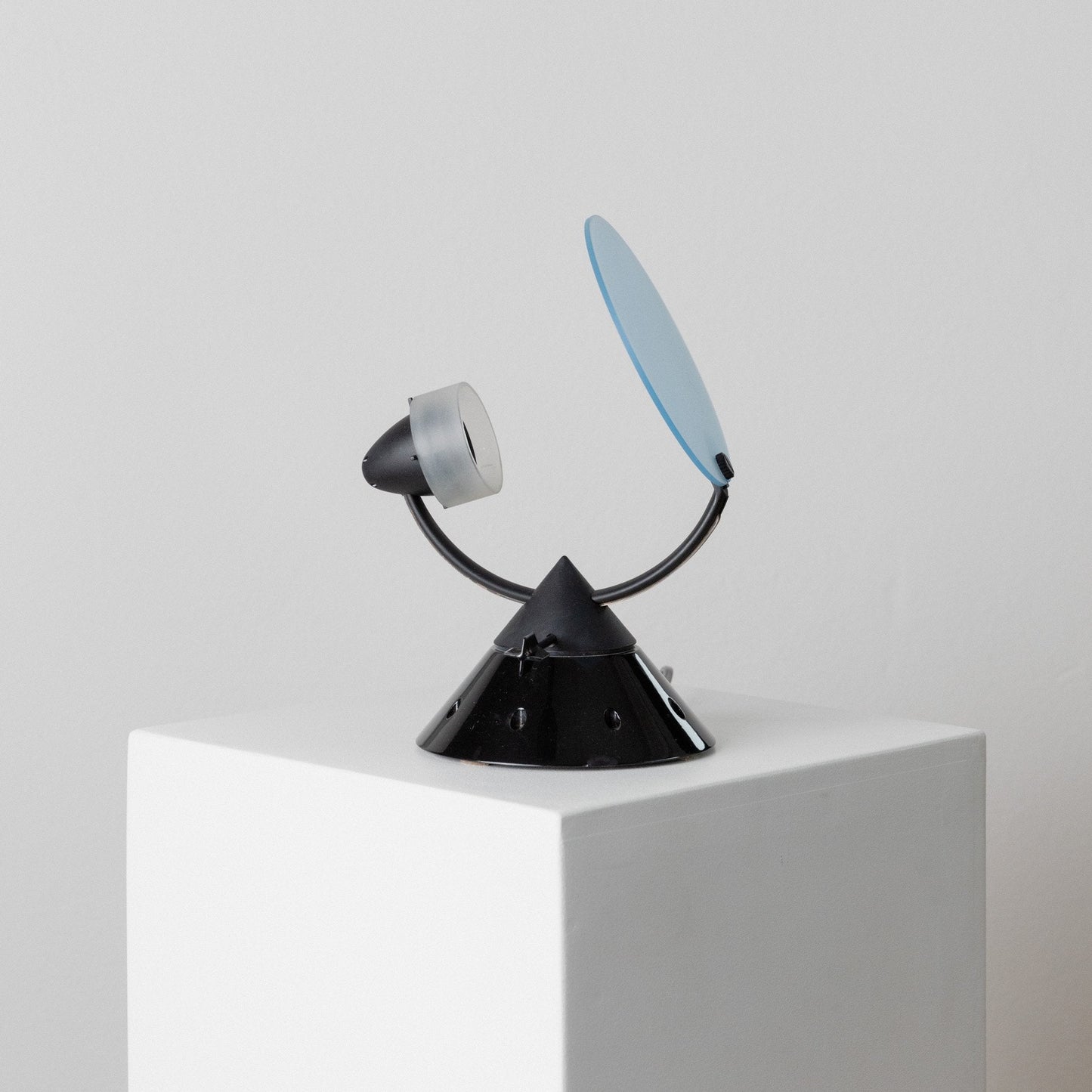 Lampe de table vintage Sestante verre bleu métal noir design Memphis années 1980