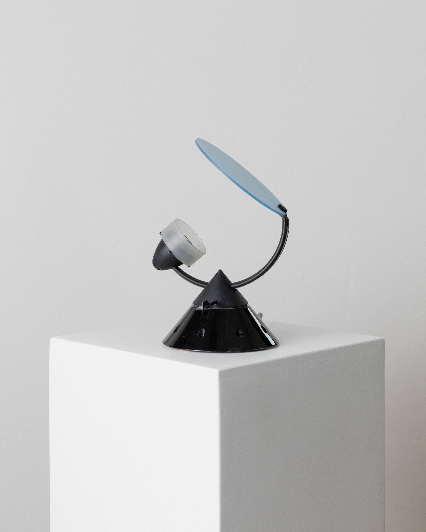 Lampe de table vintage Sestante verre bleu métal noir design Memphis années 1980