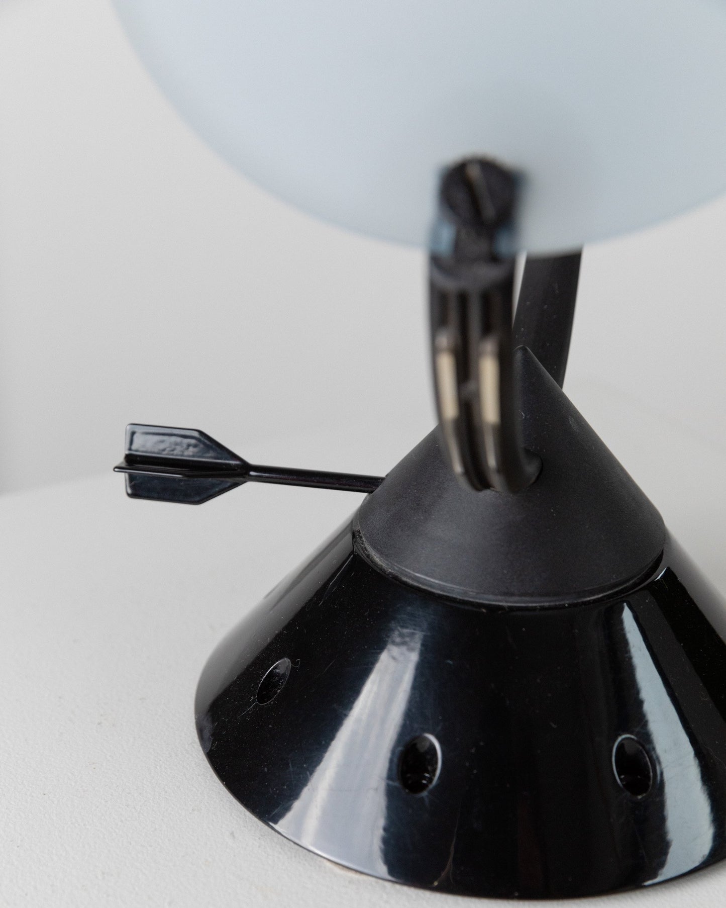 Lampe de table vintage Sestante verre bleu métal noir design Memphis années 1980