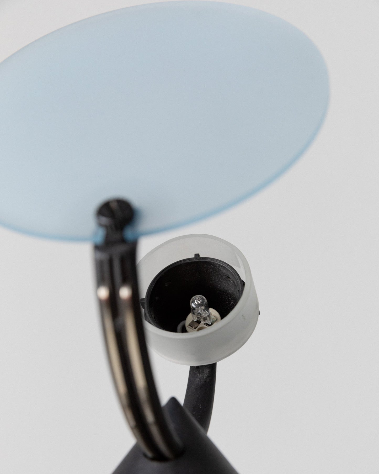 Lampe de table vintage Sestante verre bleu métal noir design Memphis années 1980