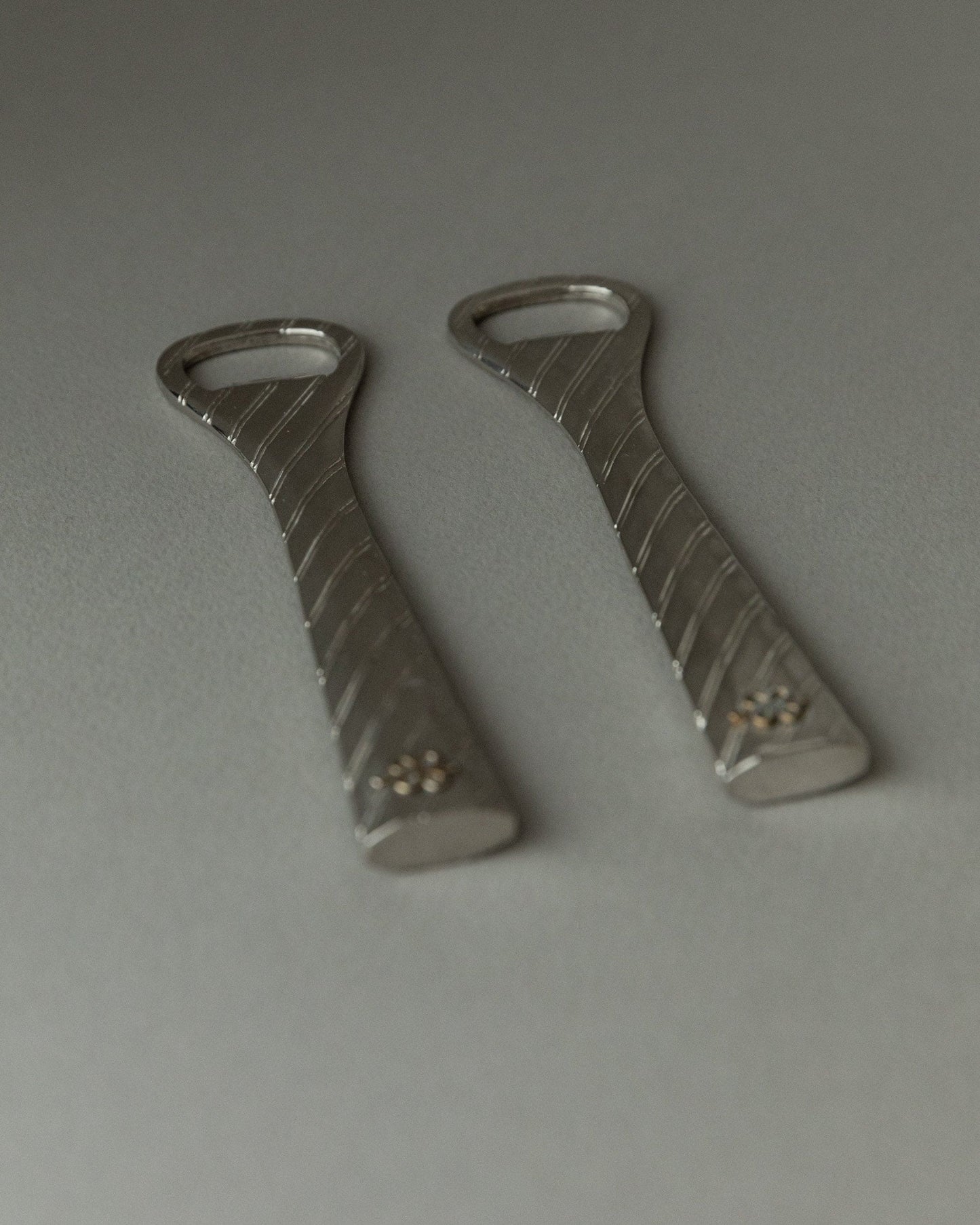 Décapsuleur vintage en métal argenté Italie années 60 en relief rayé lot de 2