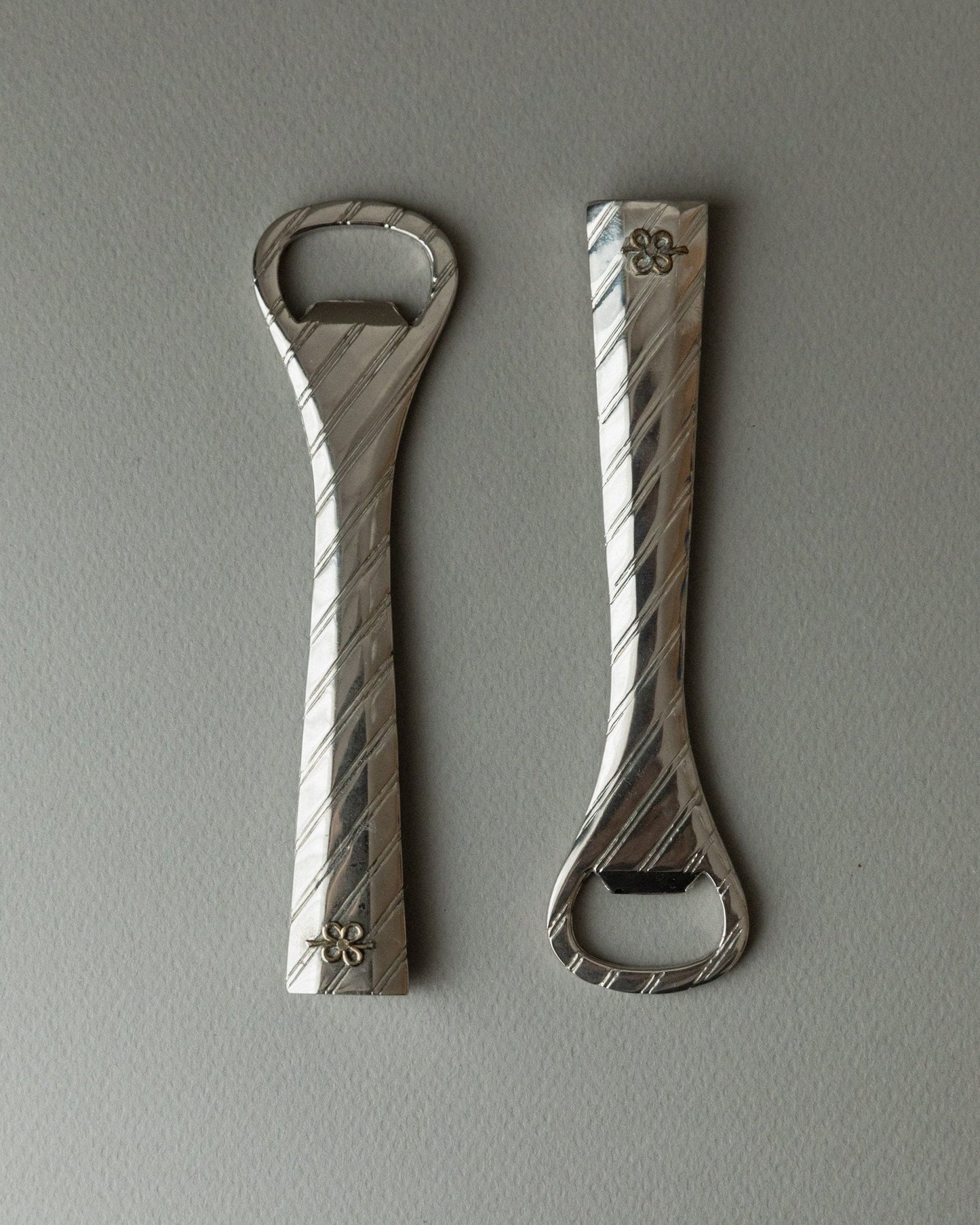 Décapsuleur vintage en métal argenté Italie années 60 en relief rayé lot de 2