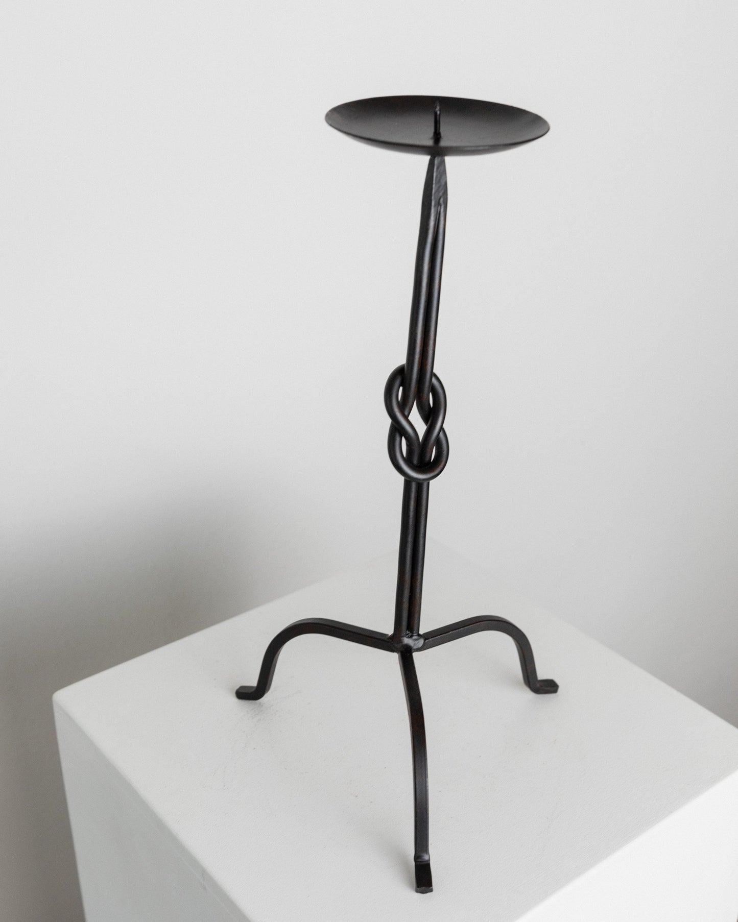 Vintage Kerzenhalter handgeschmiedetes Eisen brutalistischer Stil Knoten Detail 1970er