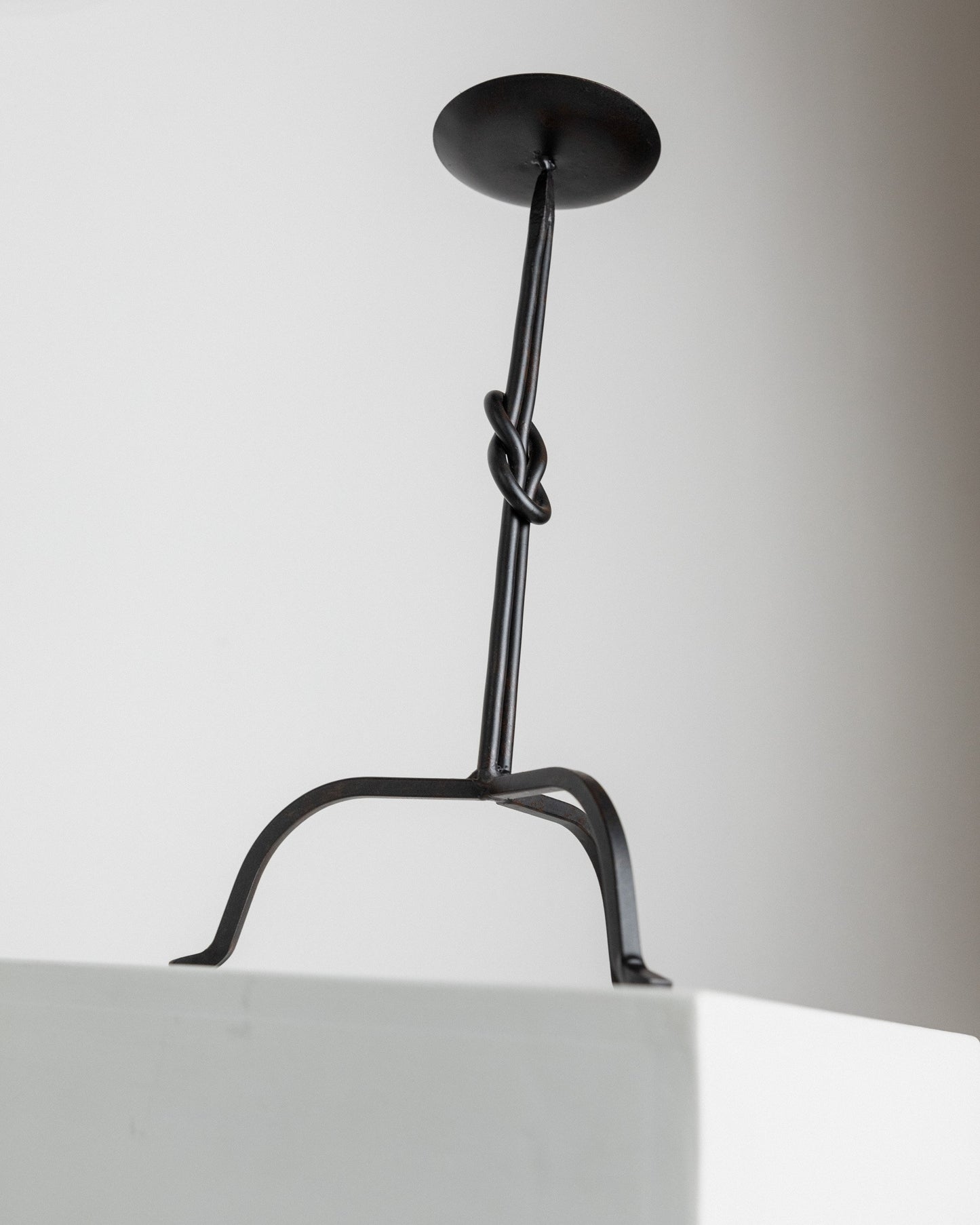 Vintage Kerzenhalter handgeschmiedetes Eisen brutalistischer Stil Knoten Detail 1970er