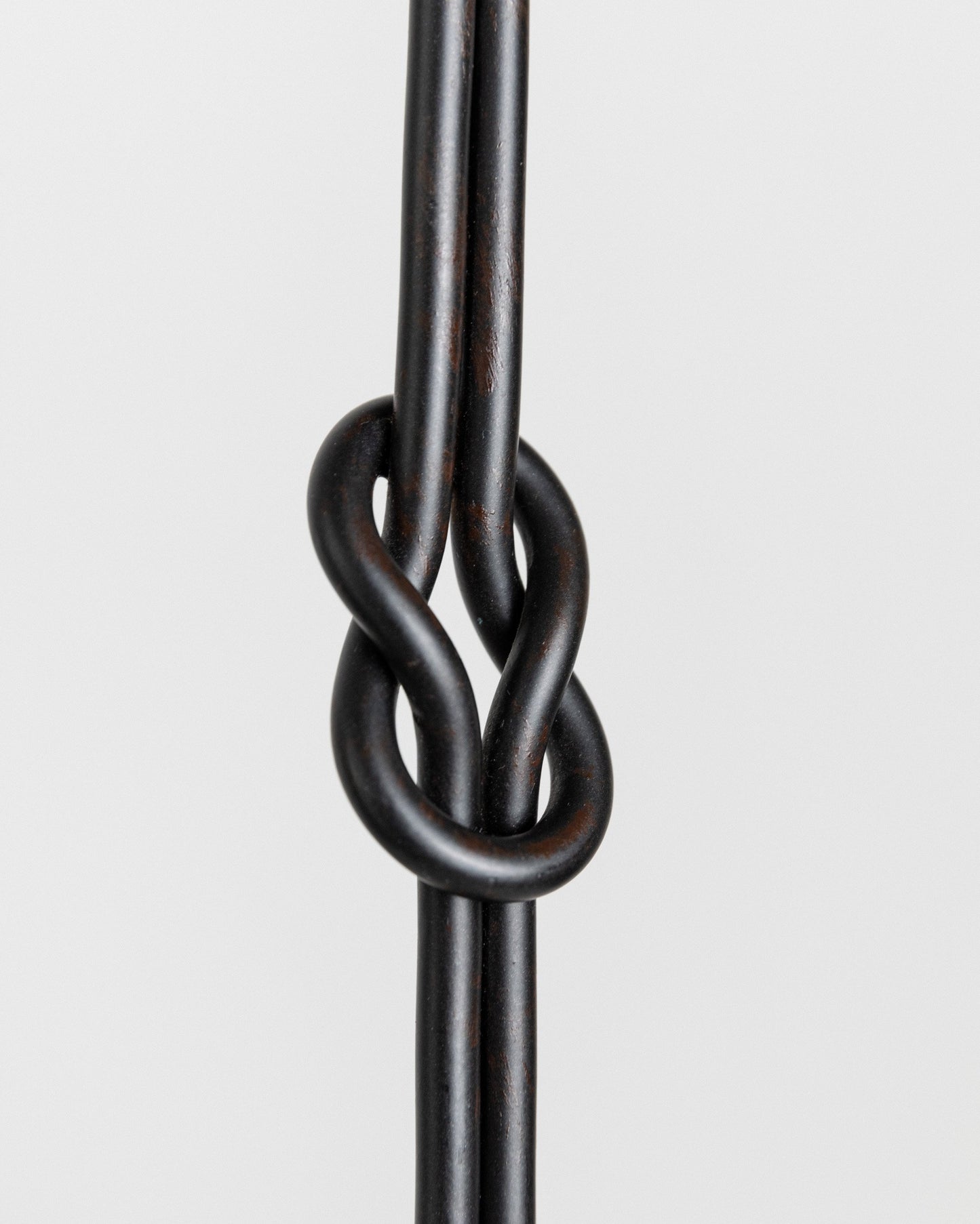 Vintage Kerzenhalter handgeschmiedetes Eisen brutalistischer Stil Knoten Detail 1970er