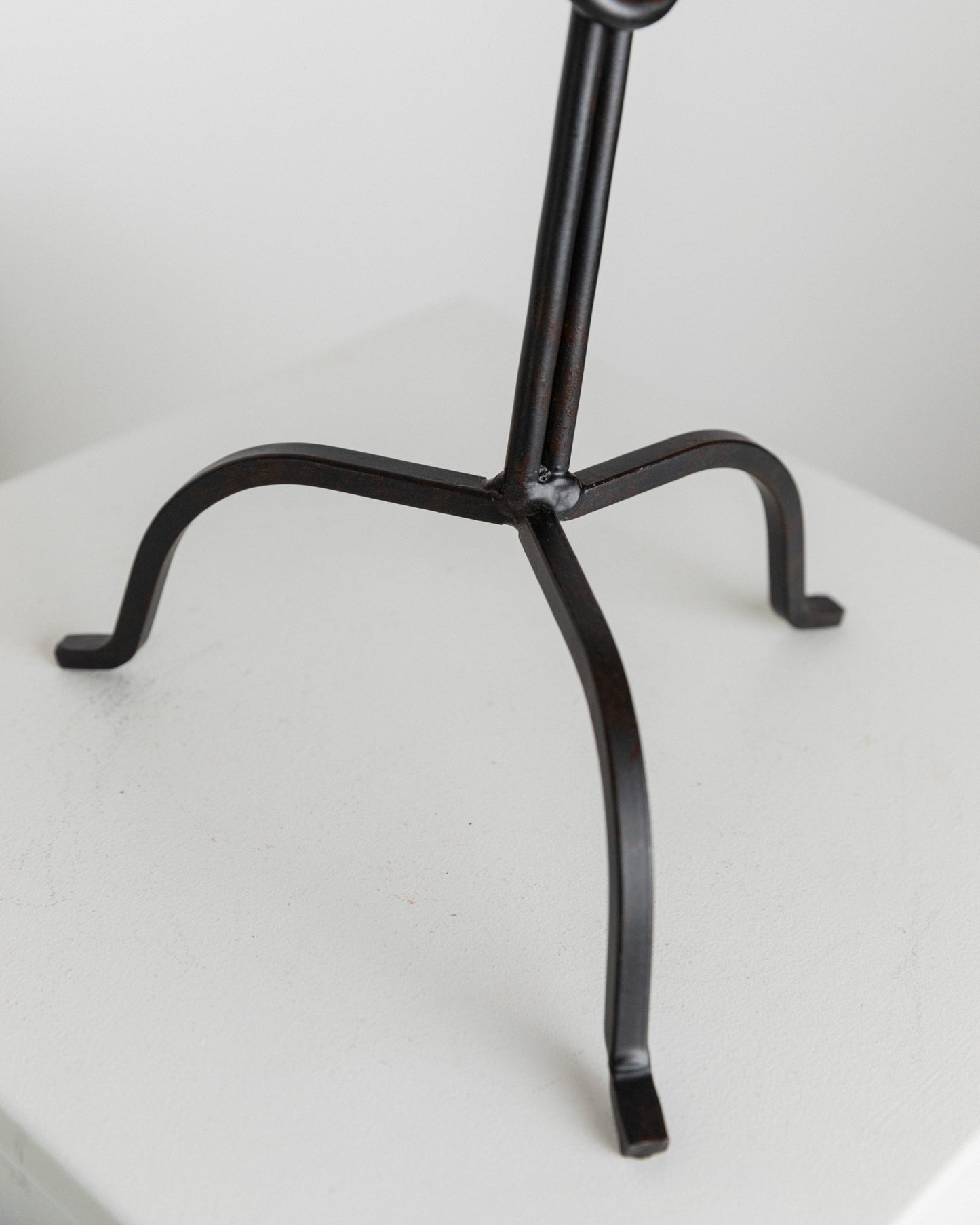 Vintage Kerzenhalter handgeschmiedetes Eisen brutalistischer Stil Knoten Detail 1970er