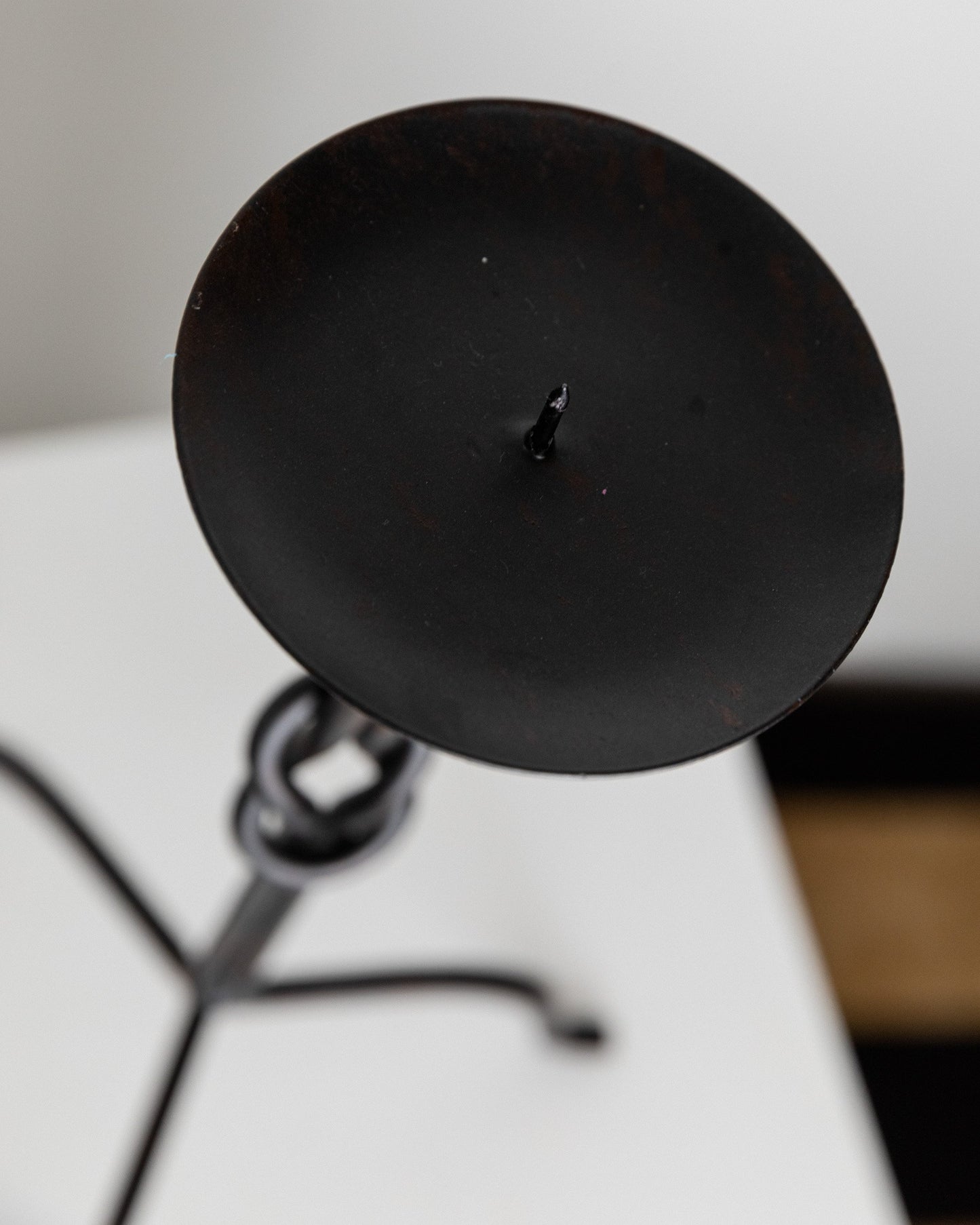 Vintage Kerzenhalter handgeschmiedetes Eisen brutalistischer Stil Knoten Detail 1970er