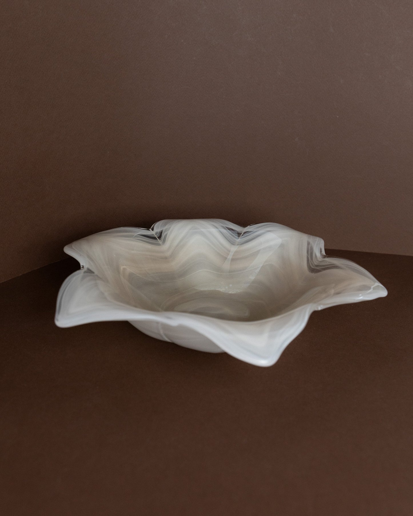 Bol Vintage en Verre de Murano en Forme de Fleur Blanc Transparent Milieu du Siècle Italie Années 80