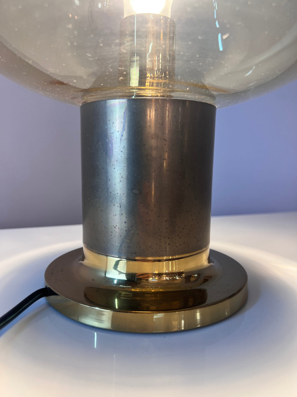 Lampe de table vintage en laiton et verre soufflé à la bouche