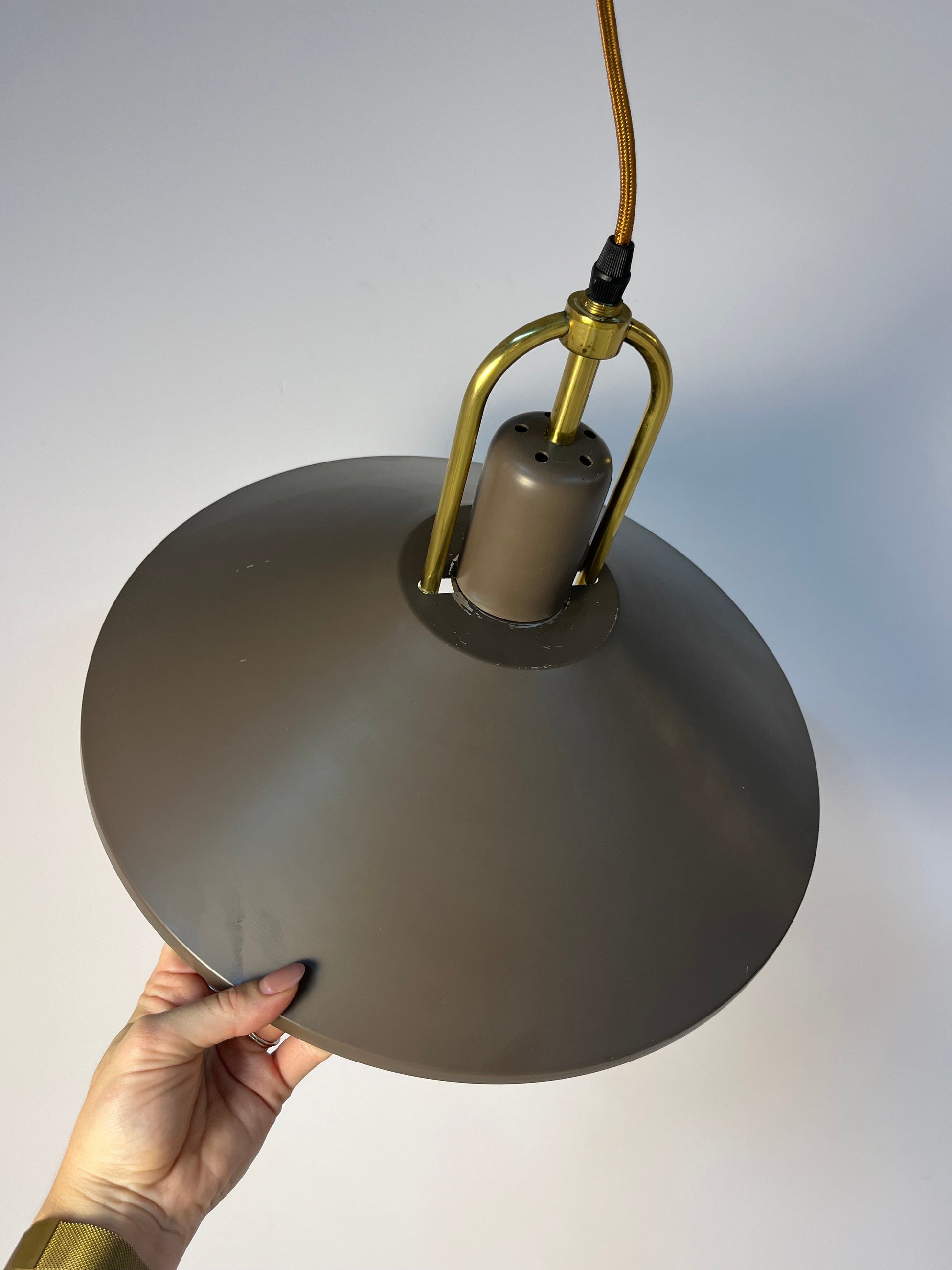 Vintage Hängelampe braun mit Messingbügel von Belid