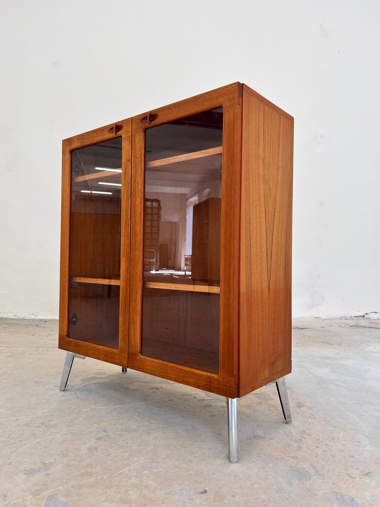 Vintage Vitrinenschrank Teak von H.W. Klein für Bramin mit neuen Chromfüßen