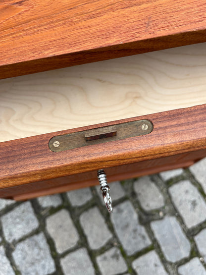 Vintage Kommode Teak mit Schloss und durchgehendem Griff von dänischem Design