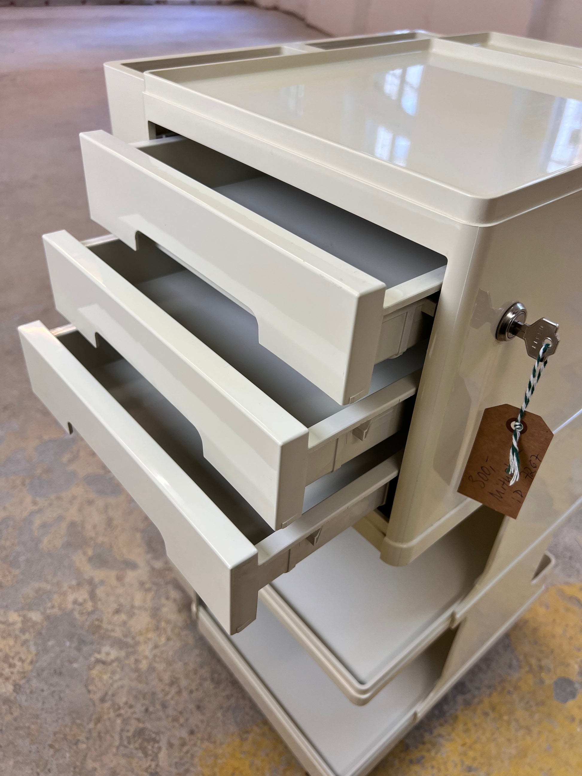 Vintage Rollwagen Stile von Giovanni Pelis für Neolt, cremeweiß, Schloss mit Schlüssel