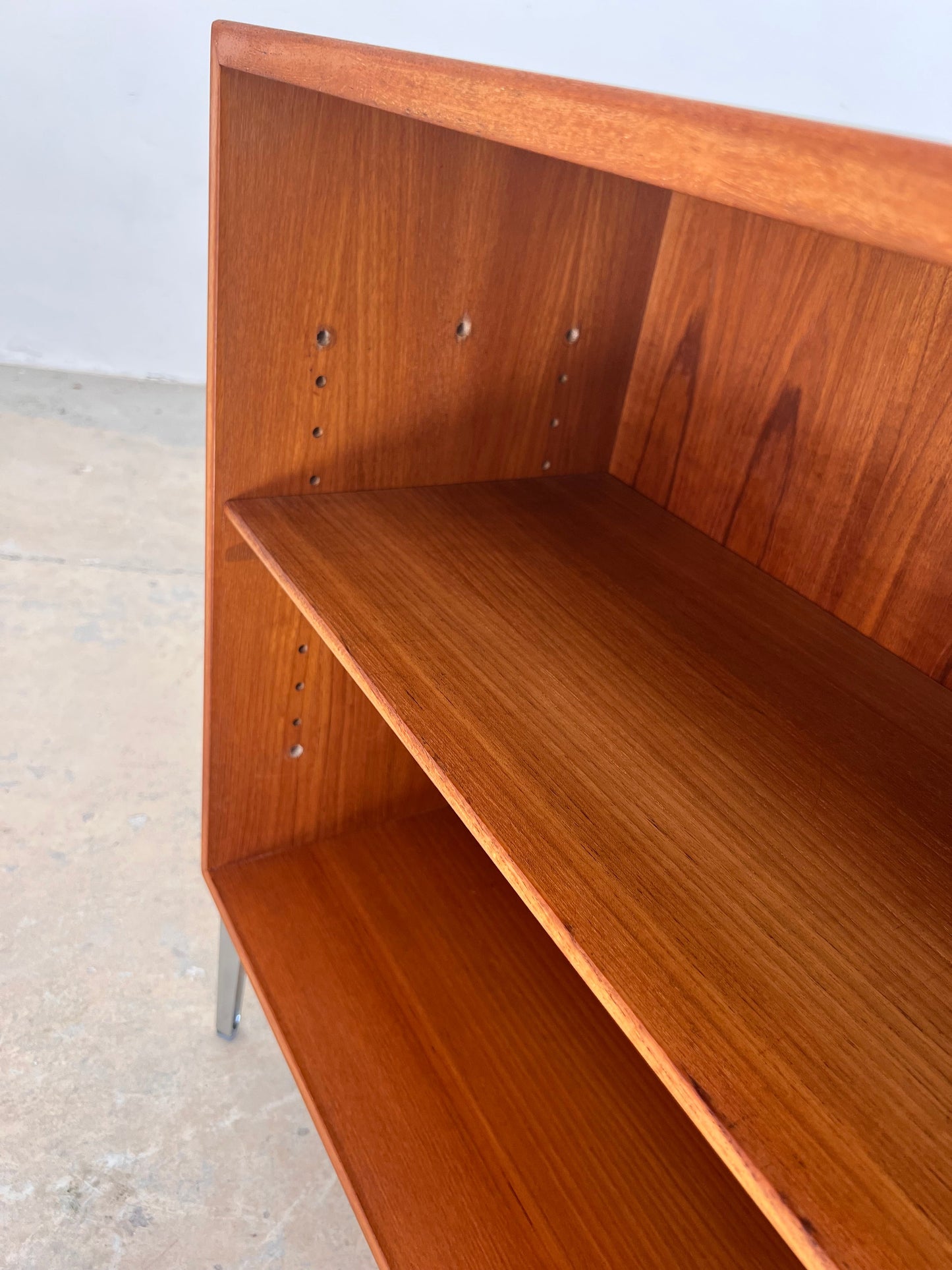 Vintage Teak Regal mit neuen Chromfüßen von Søborg Møbelfabrik