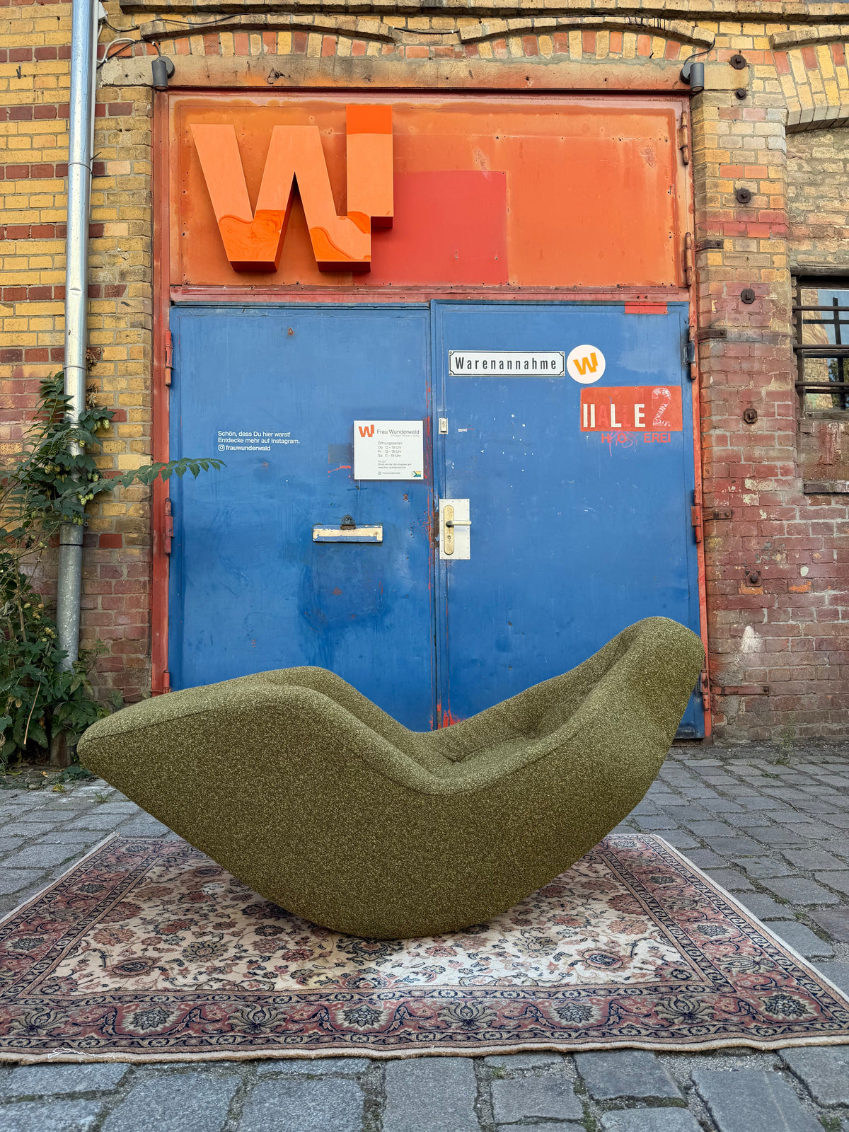 Liegesessel Space Age Bouclé moosgrün aus Italien