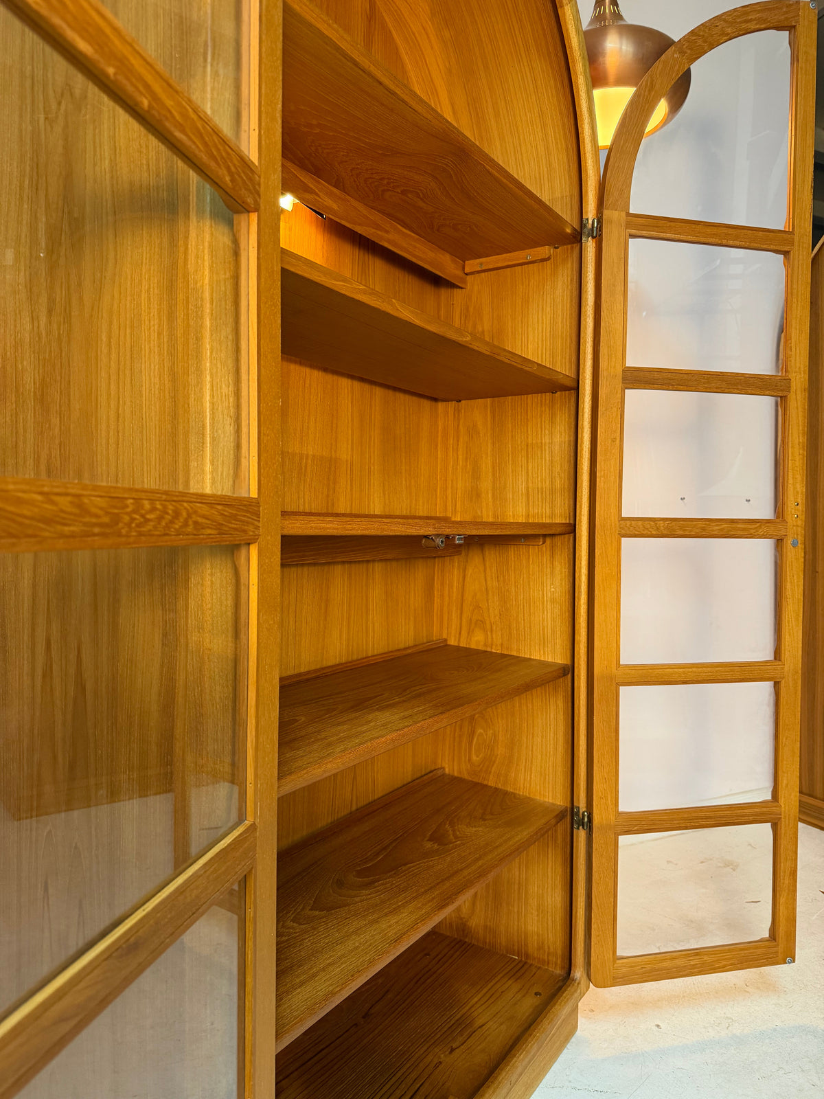 Vintage Rundbogen Vitrine Teak mit Beleuchtung von Dyrlund