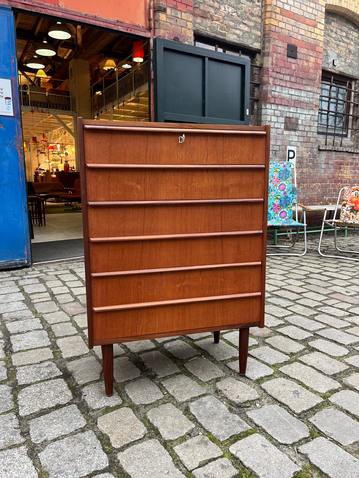 Vintage Kommode Teak mit Schloss und durchgehendem Griff von dänischem Design