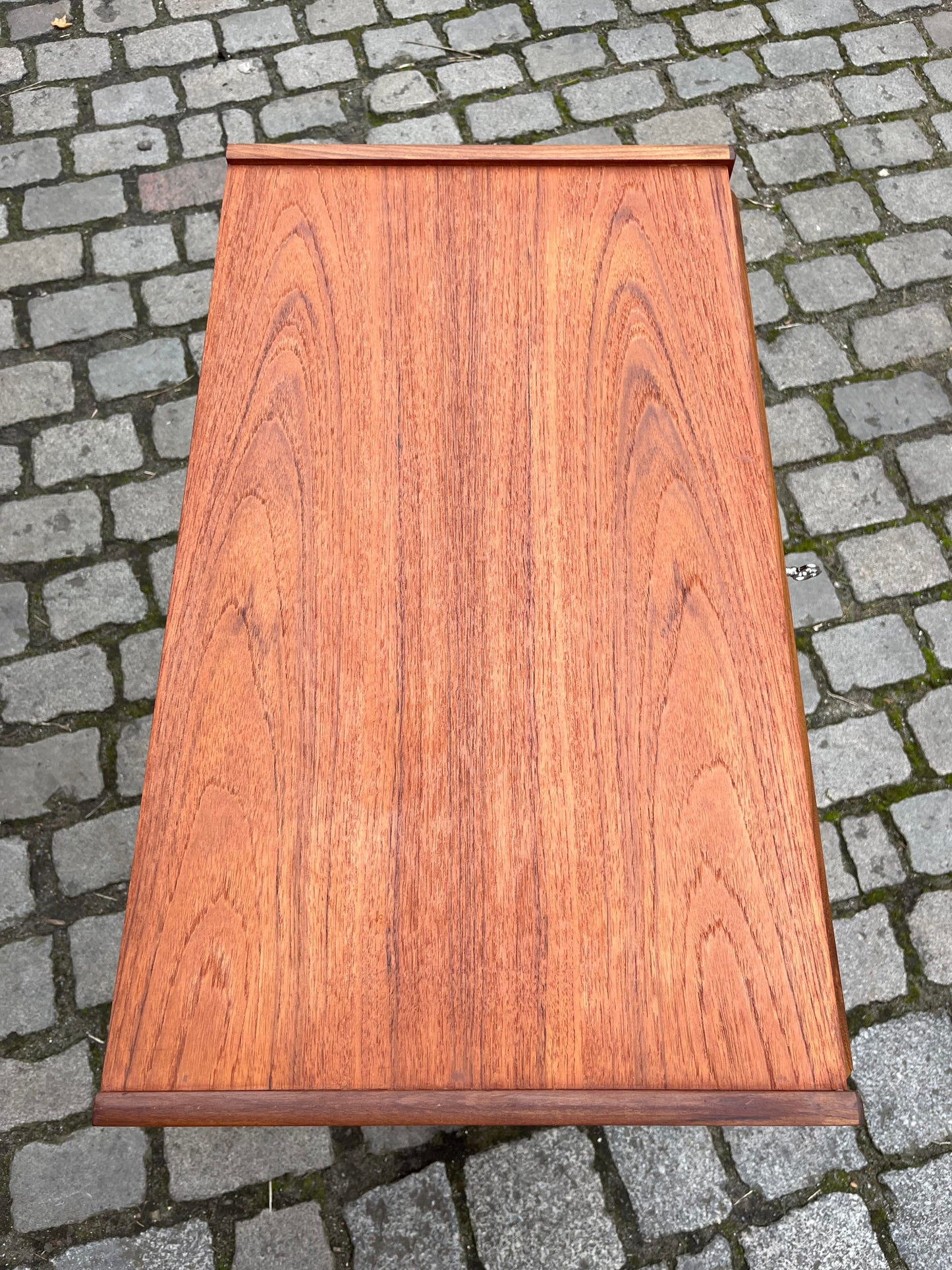 Vintage Kommode Teak mit Schloss und durchgehendem Griff von dänischem Design