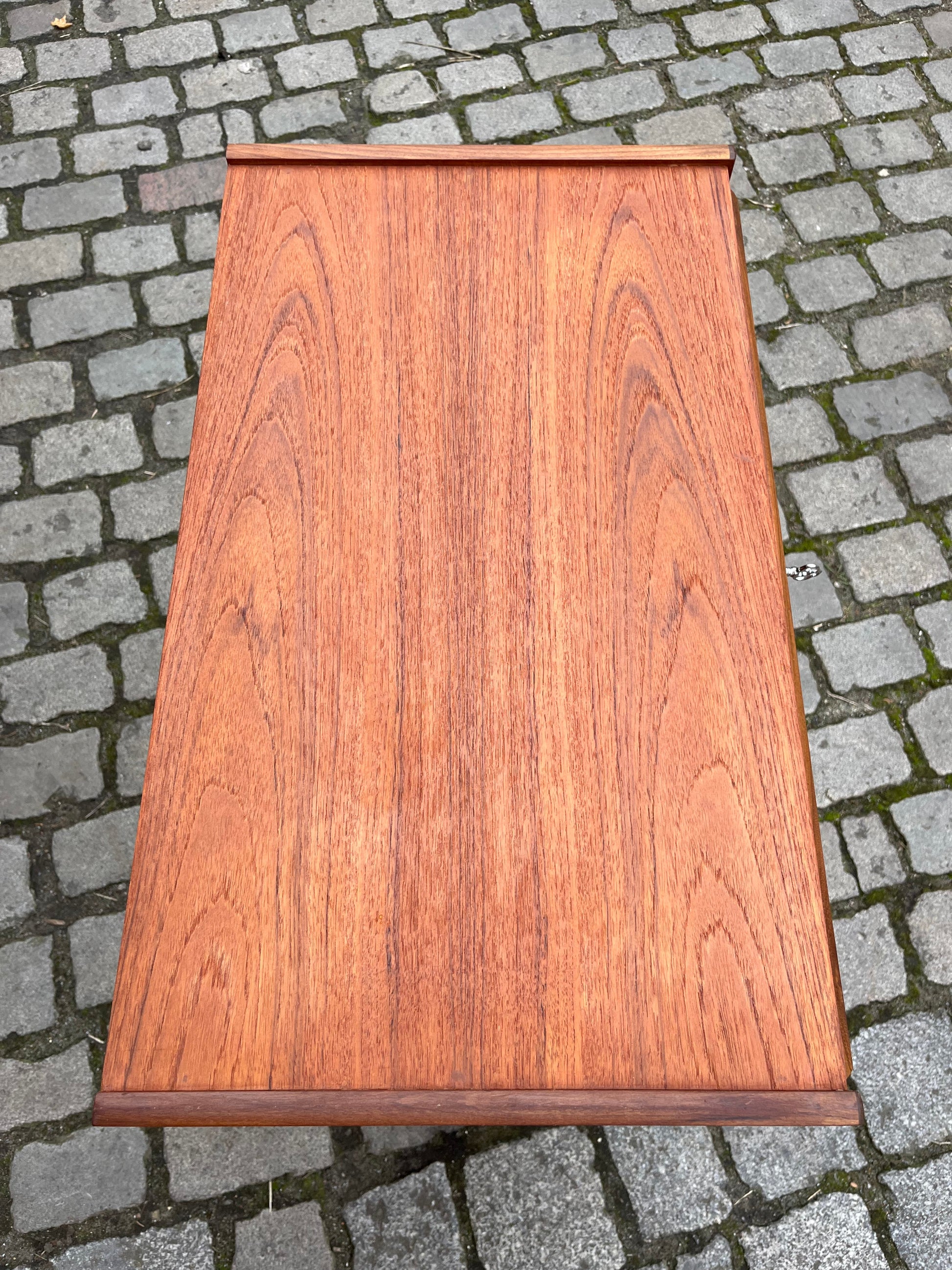 Vintage Kommode Teak mit Schloss und durchgehendem Griff von dänischem Design