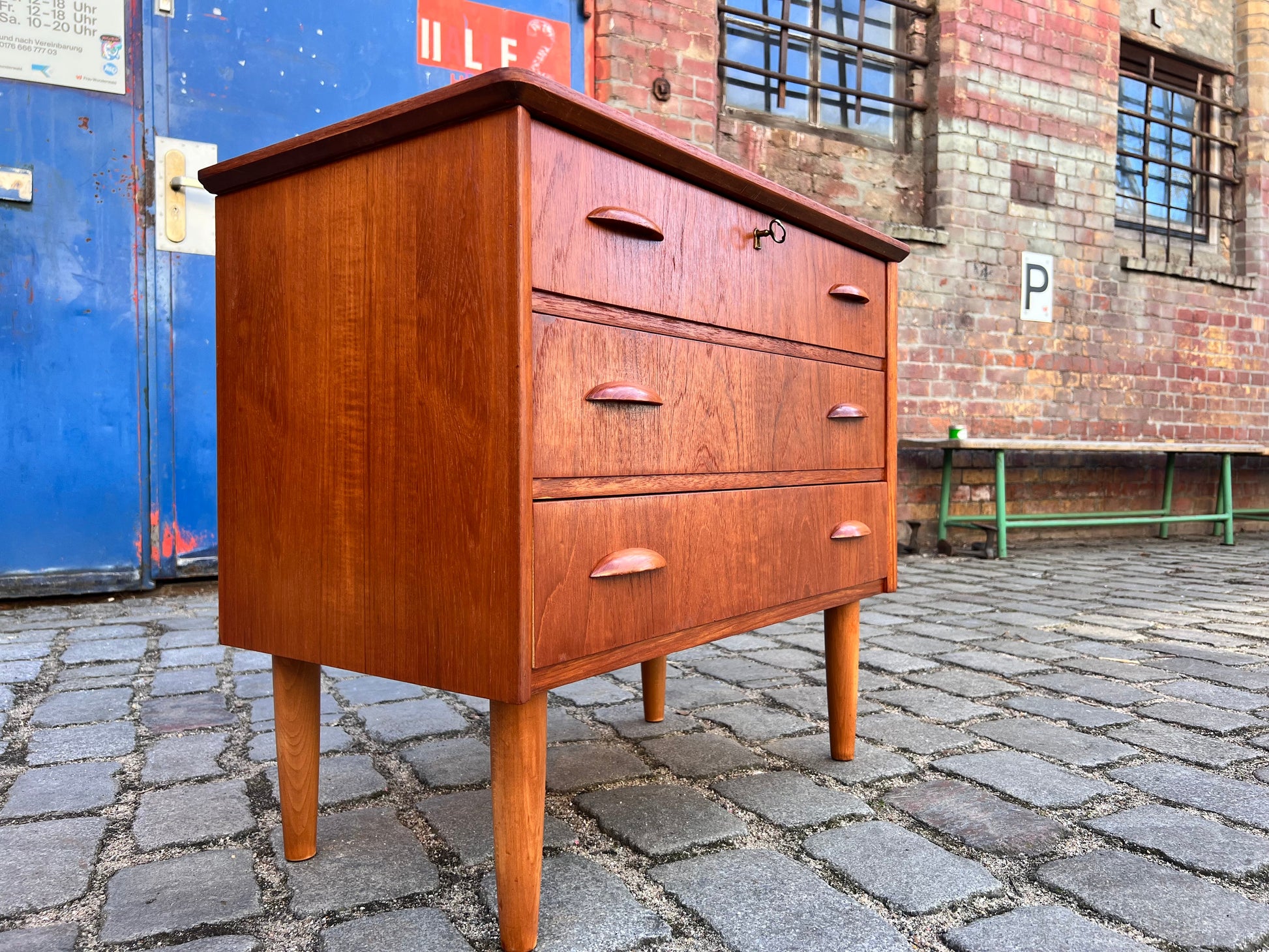 Vintage Kommode Muschelgriffe und Schloss Teak Dänemark