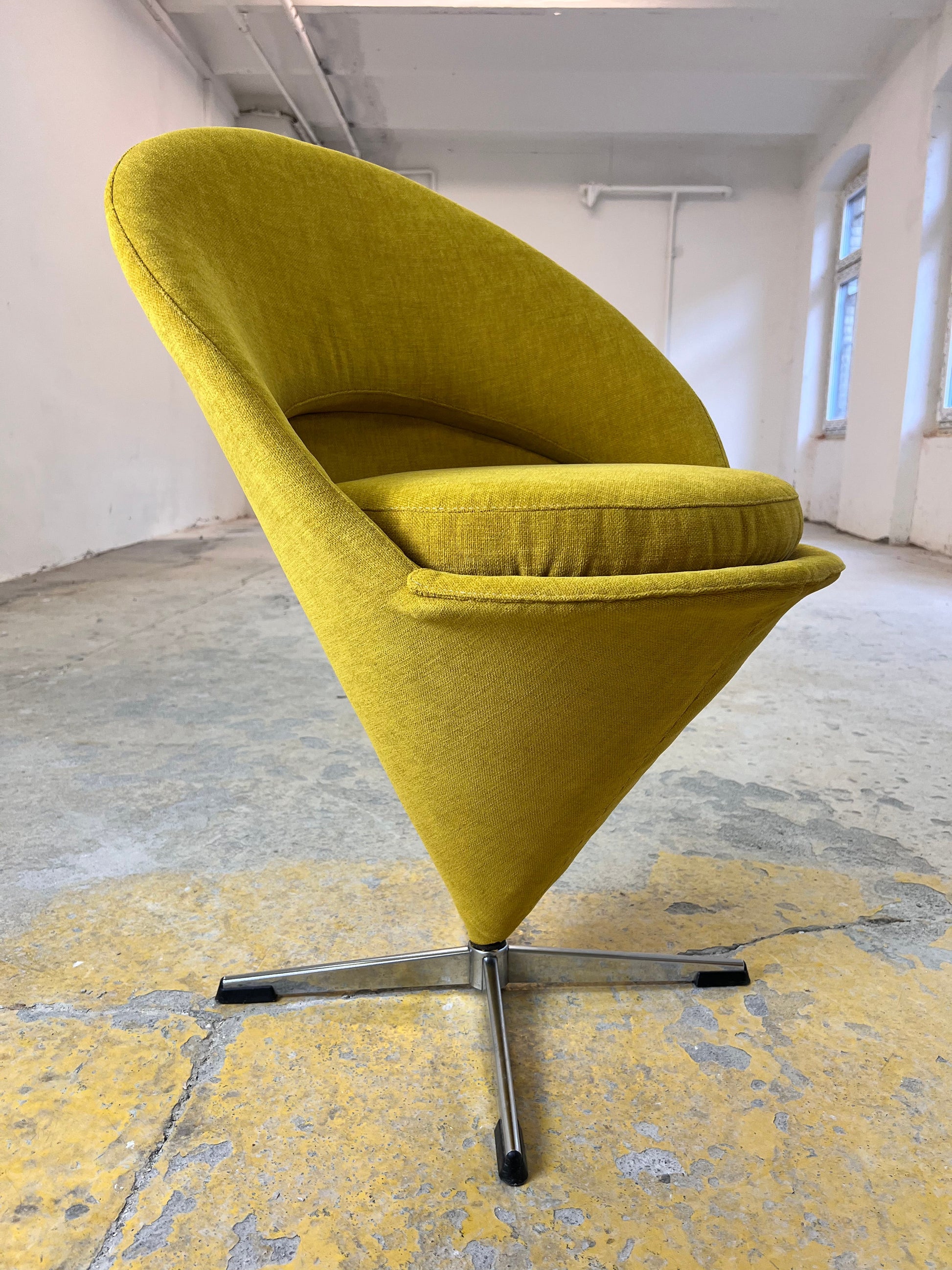 Vintage Sessel Cone Chair von Verner Panton drehbar gelb neu bezogen
