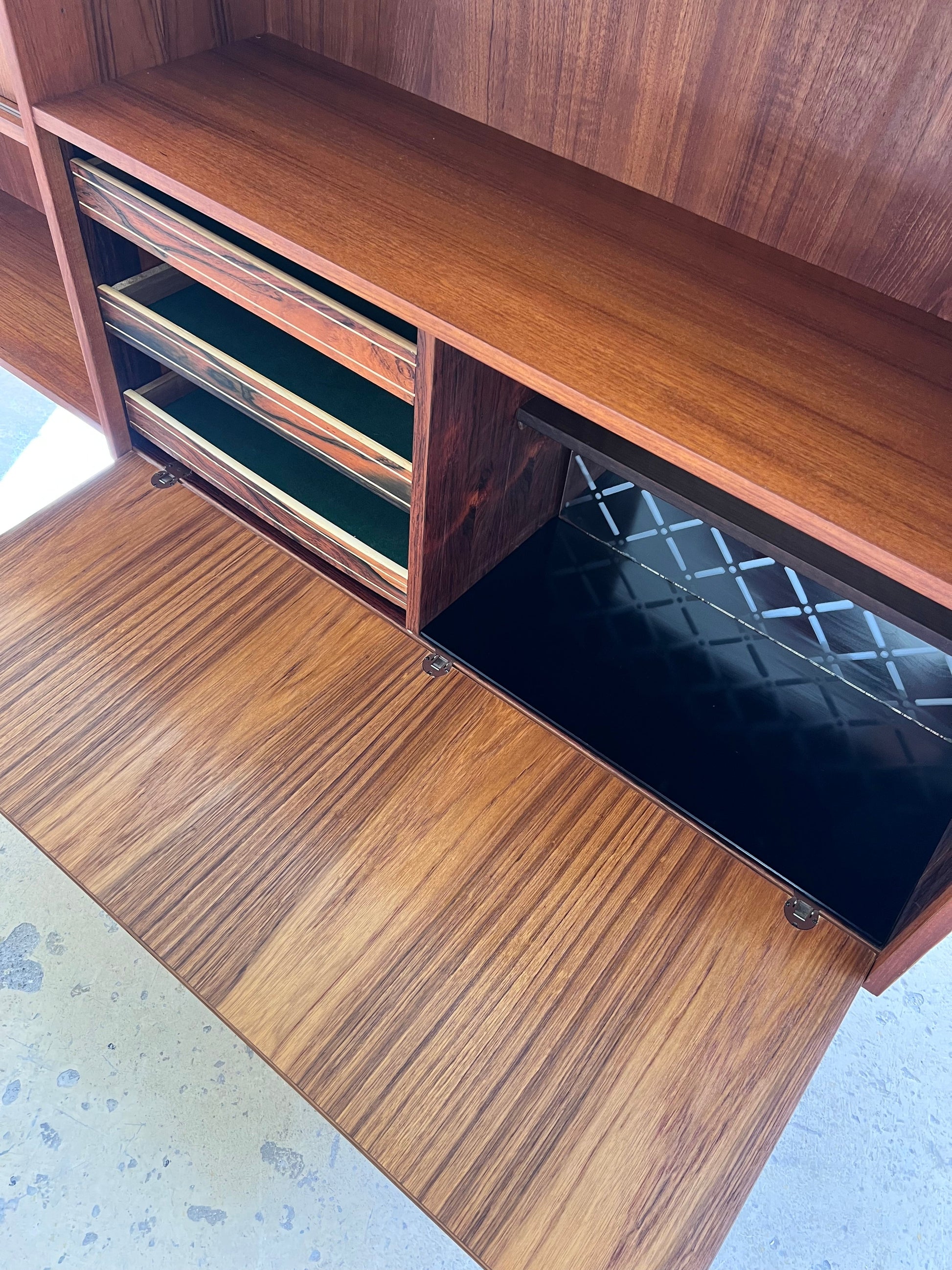Vintage Regal auf Hairpinlegs aus Dänemark, Teak, Schiebetür und Fächer