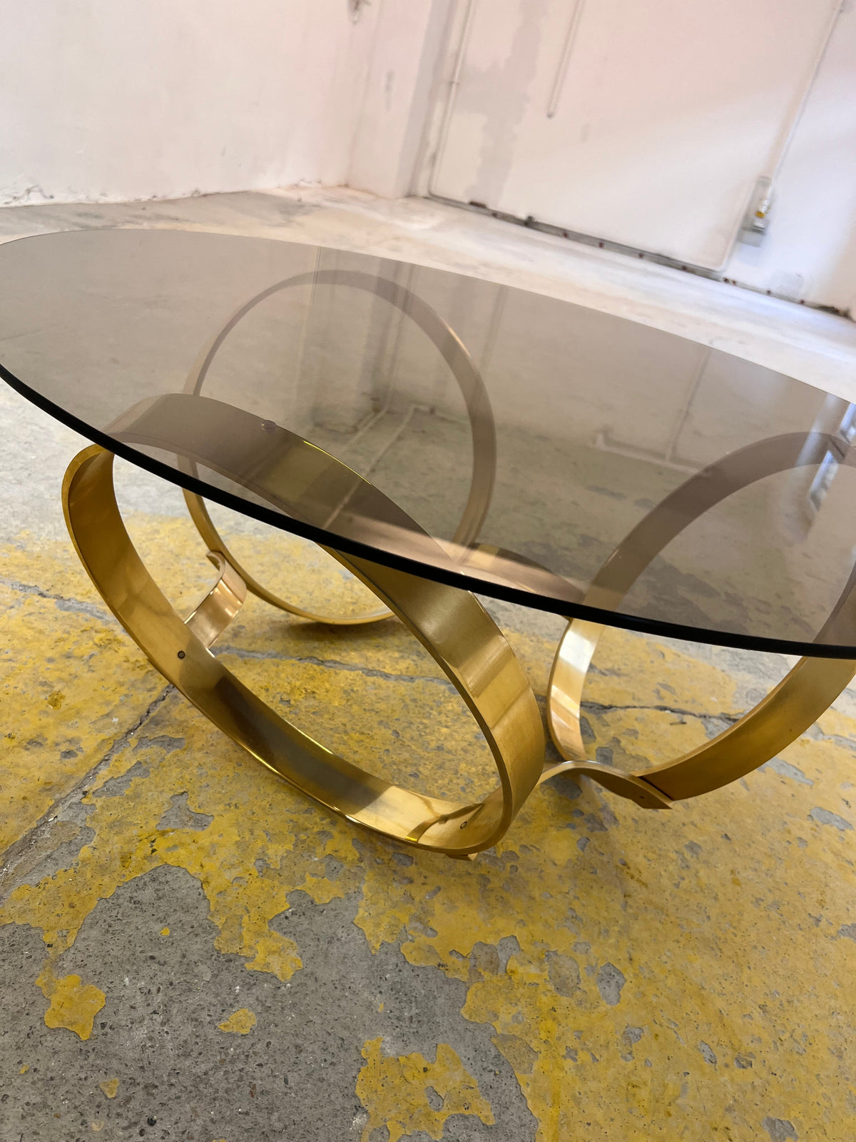 Vintage Couchtisch rund Hesterberg von Knut Hesterberg für Ronald Schmitt mit Messinggestell und Rauchglas