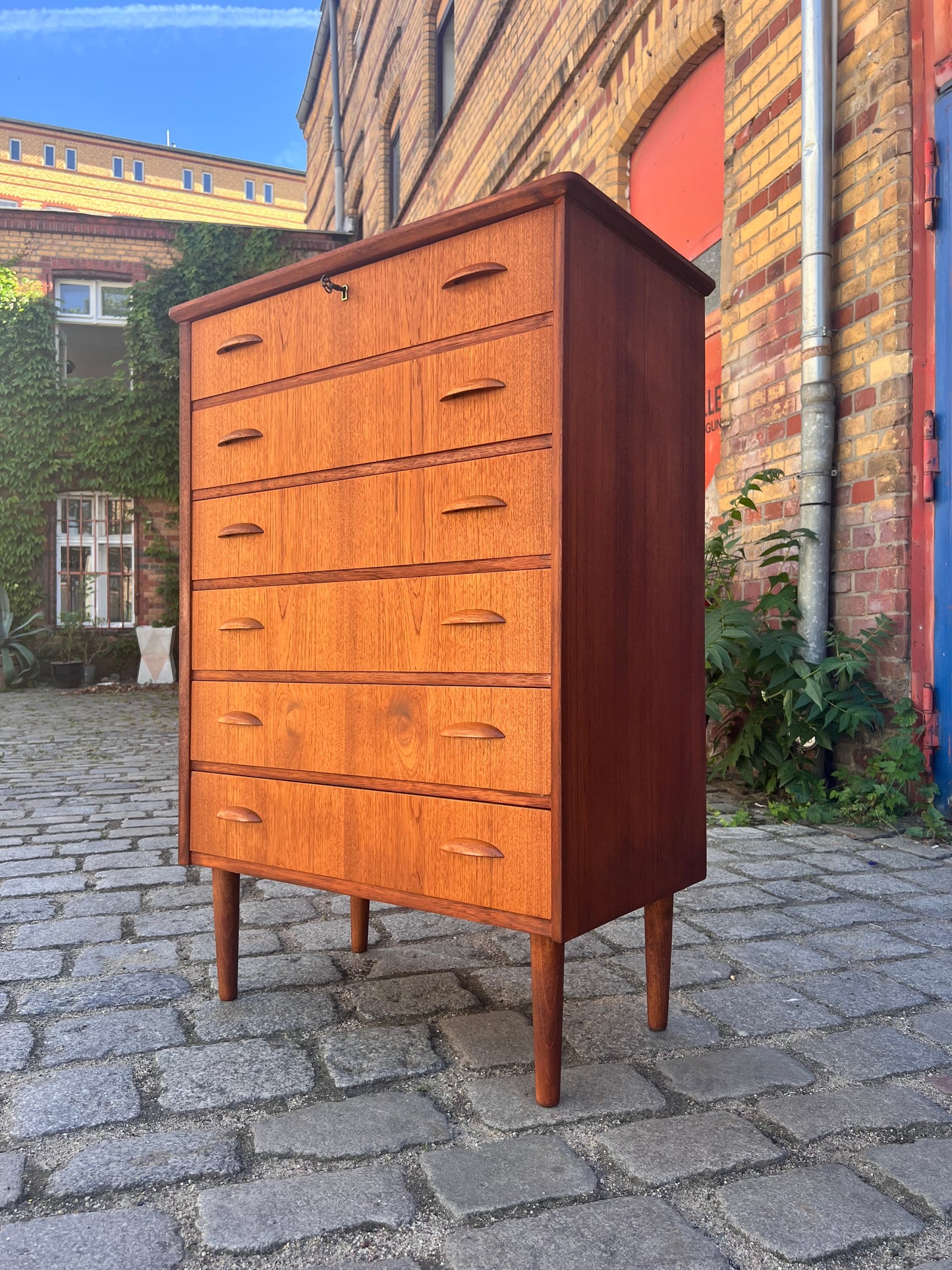 Vintage Teak Kommode mit Muschelgriffen aus Dänemark, 60er Jahre