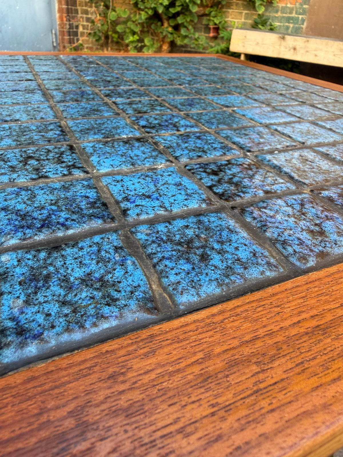 Quadratischer Beistelltisch Teak mit blauen Fliesen, Dänemark