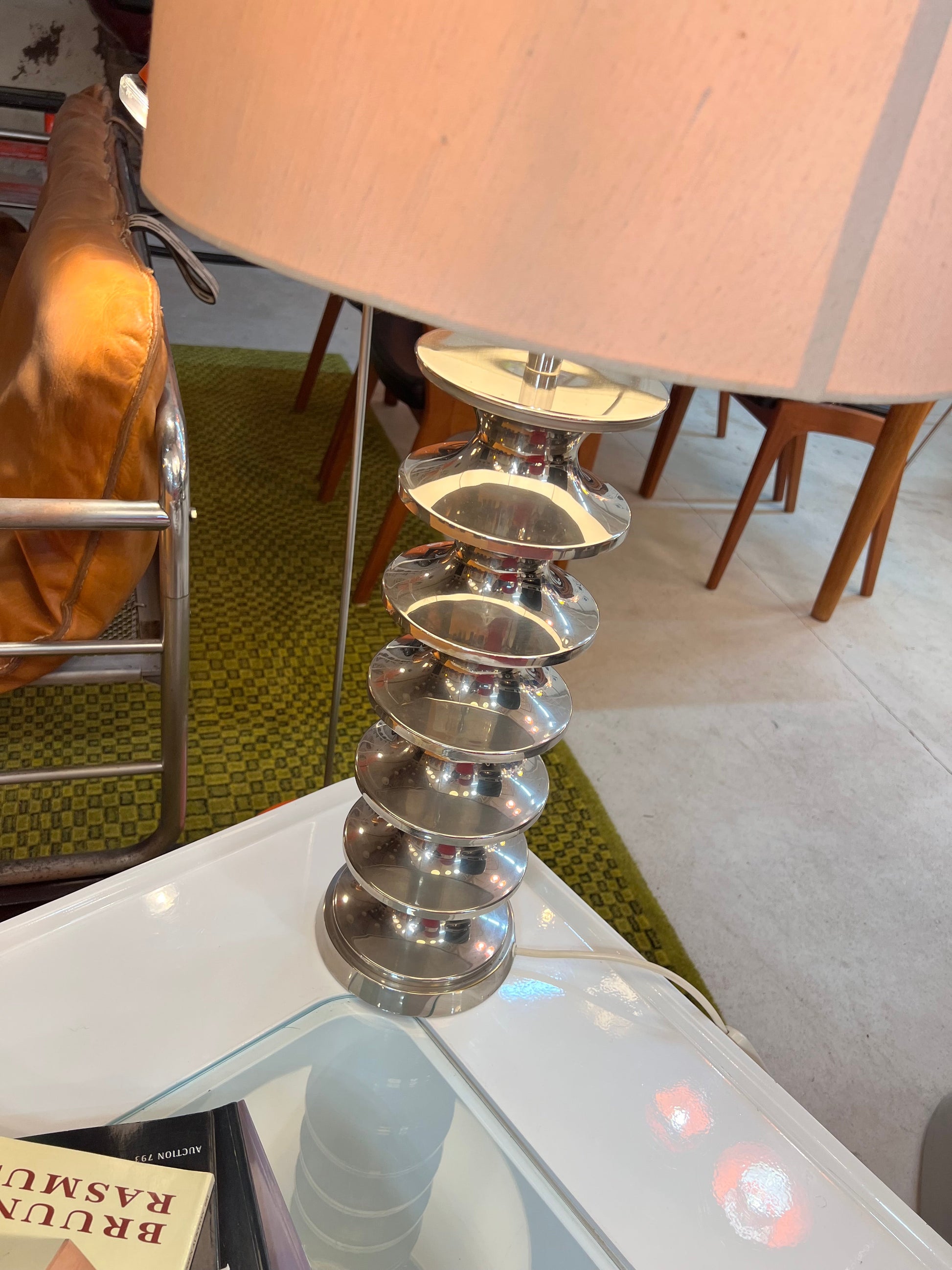 Vintage Tischlampe Space Age Metall mit Rohseidenschirm