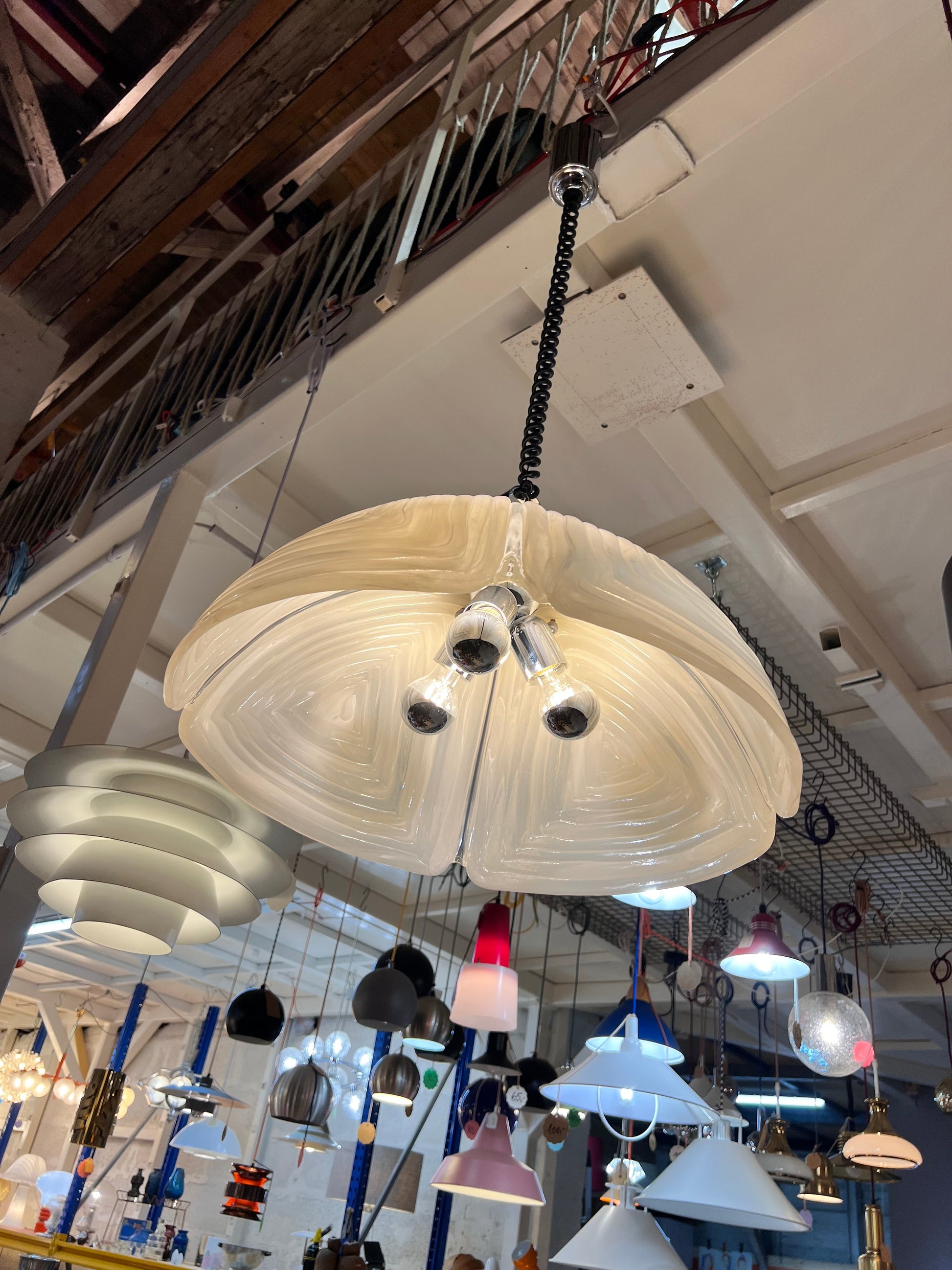 Vintage Hängelampe weiß Glas von Cristallux handgearbeitet