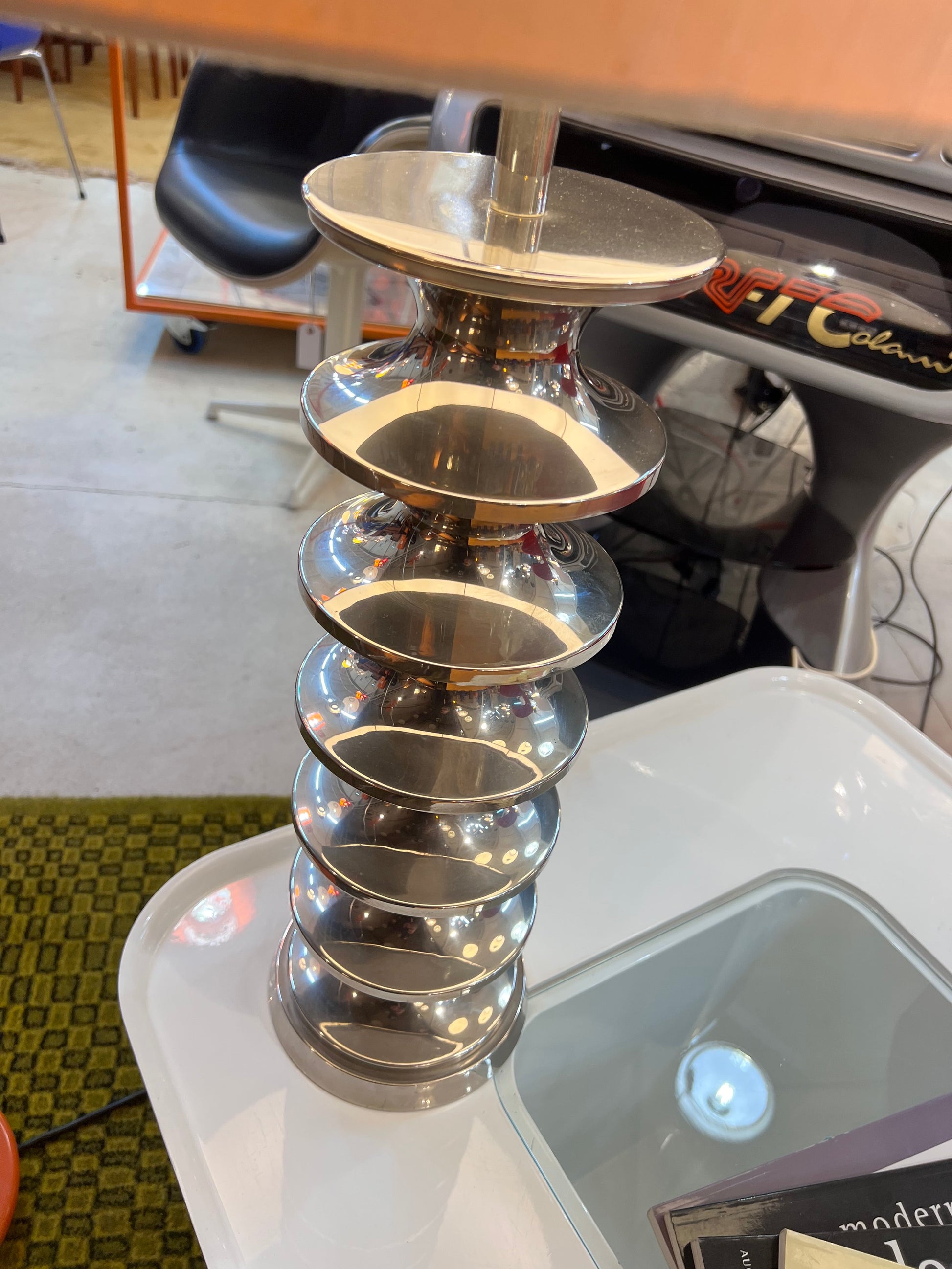 Vintage Tischlampe Space Age Metall mit Rohseidenschirm