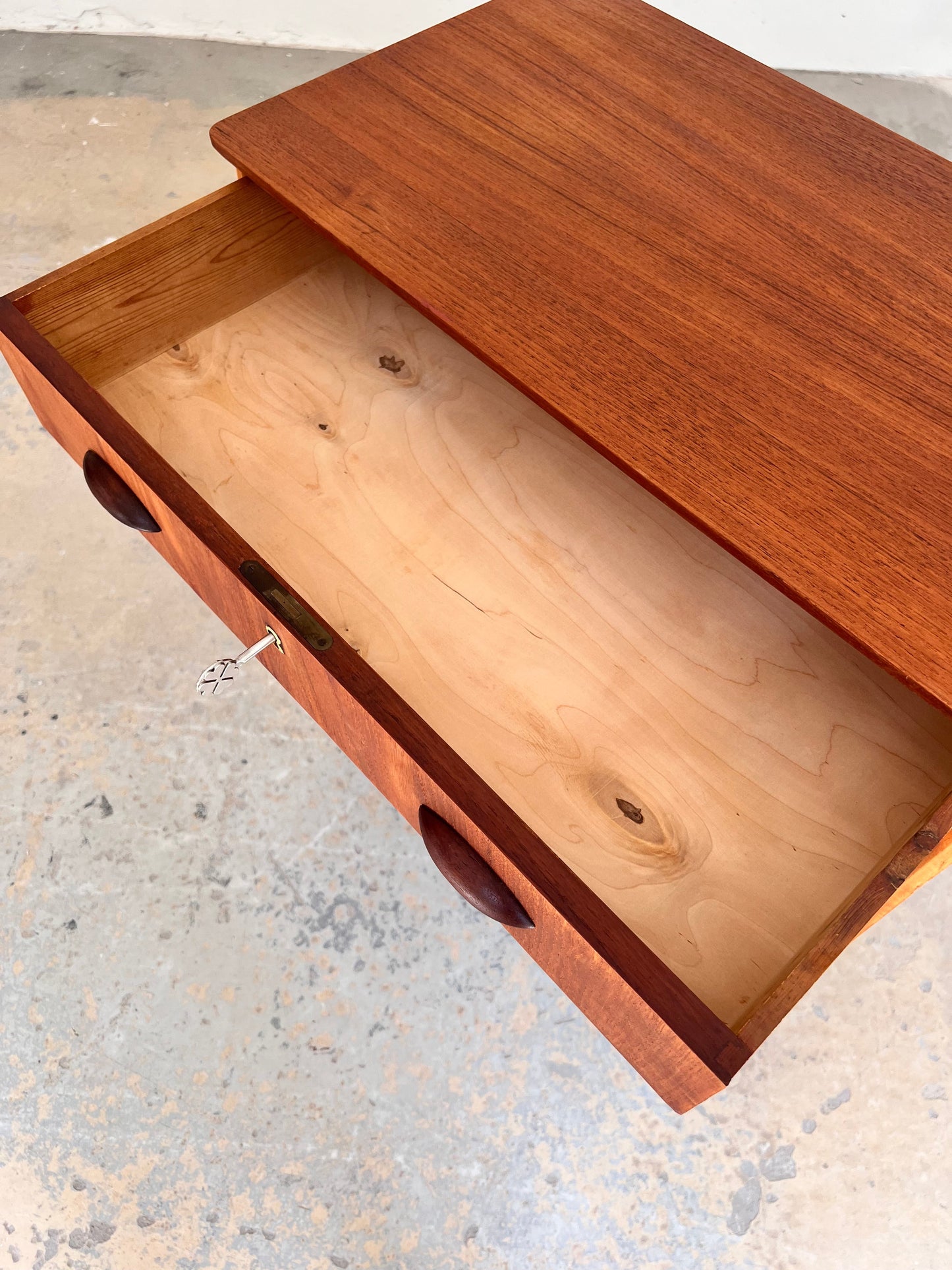 Vintage Kommode Teak mit Muschelgriffen und Schloss aus Dänemark
