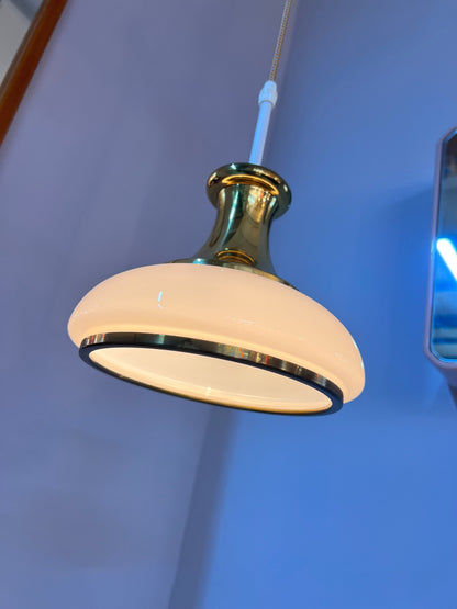 Lampe suspendue vintage en verre opale et laiton