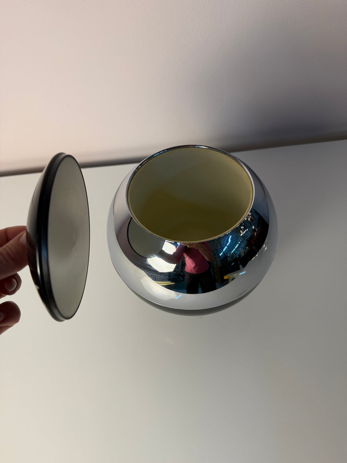 Eiskübel Kugelform Chrom und Schwarz von Quist