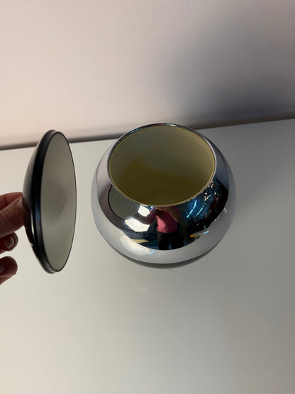 Eiskübel Kugelform Chrom und Schwarz von Quist
