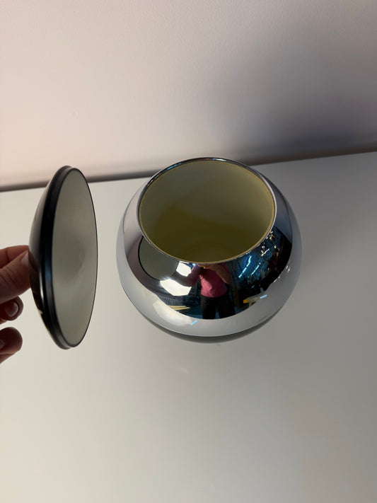 Eiskübel Kugelform Chrom und Schwarz von Quist
