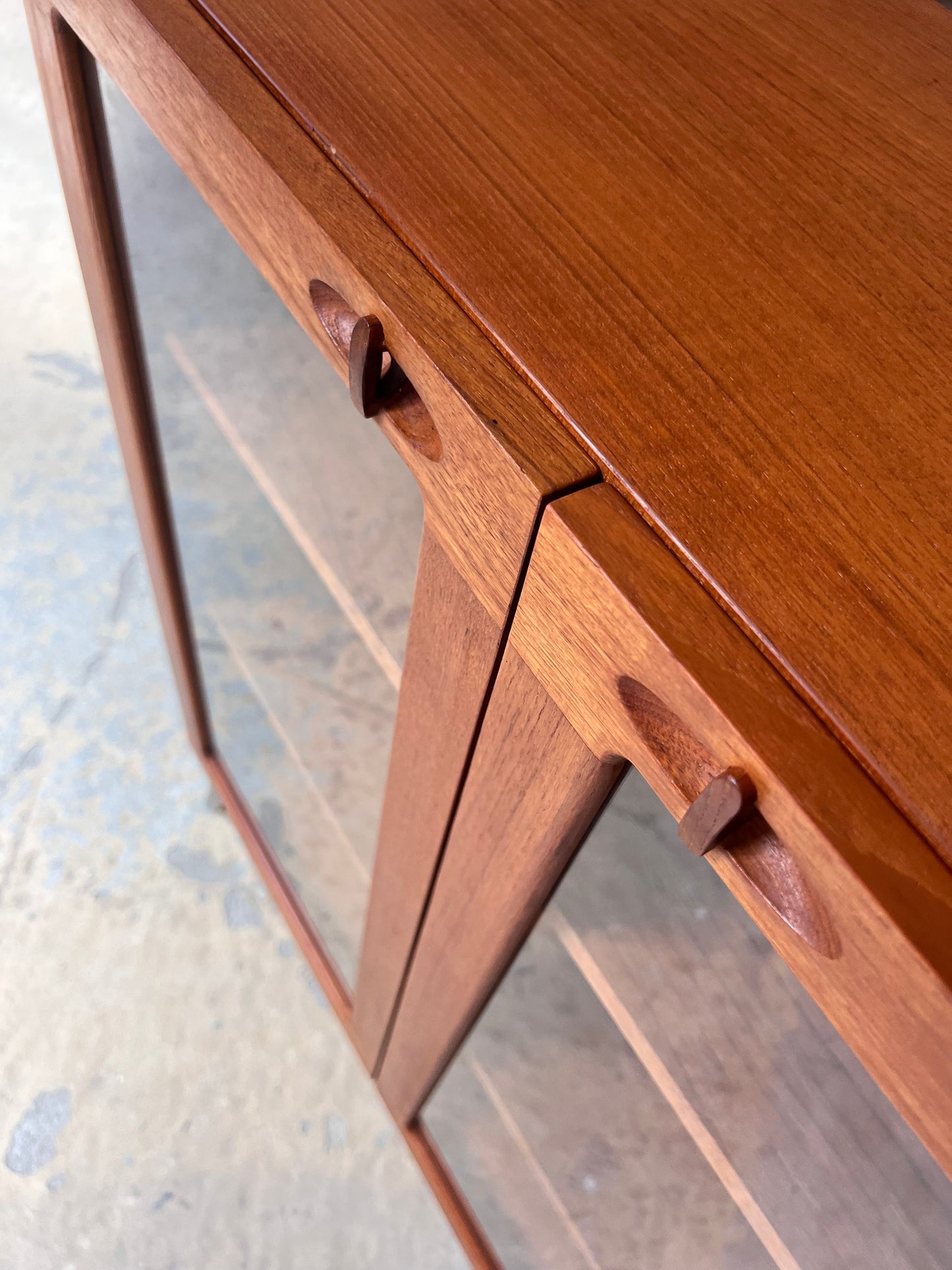 Vintage Vitrinenschrank Teak von H.W. Klein für Bramin mit neuen Chromfüßen