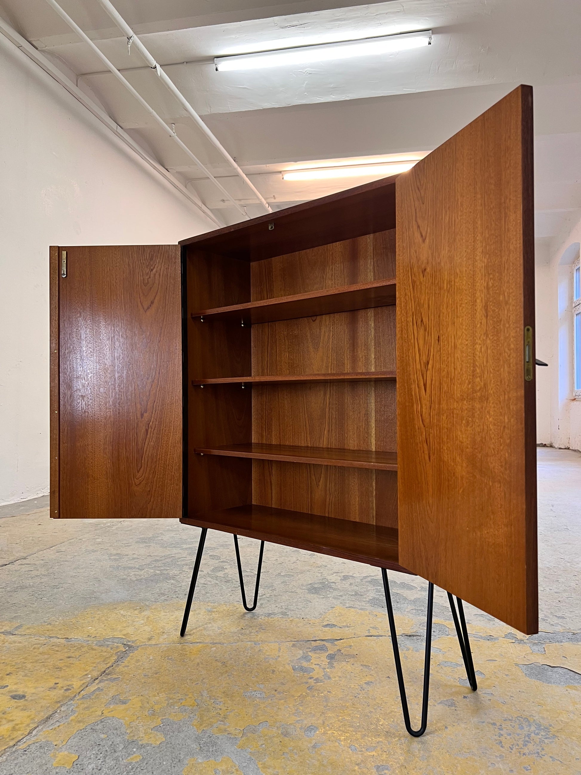 Vintage Regal Teak mit Schloss und Türen aus Dänemark