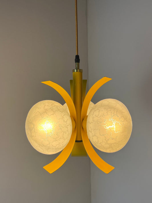 Vintage Hängelampe gelb weiß von Richard Essig für Pre-Loved ocker