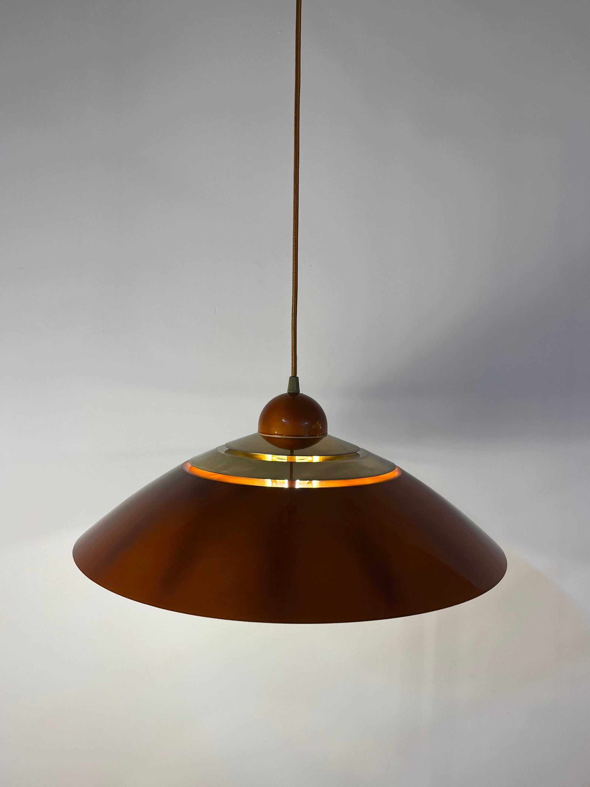Vintage Hängelampe Messing und Orange aus Belgien