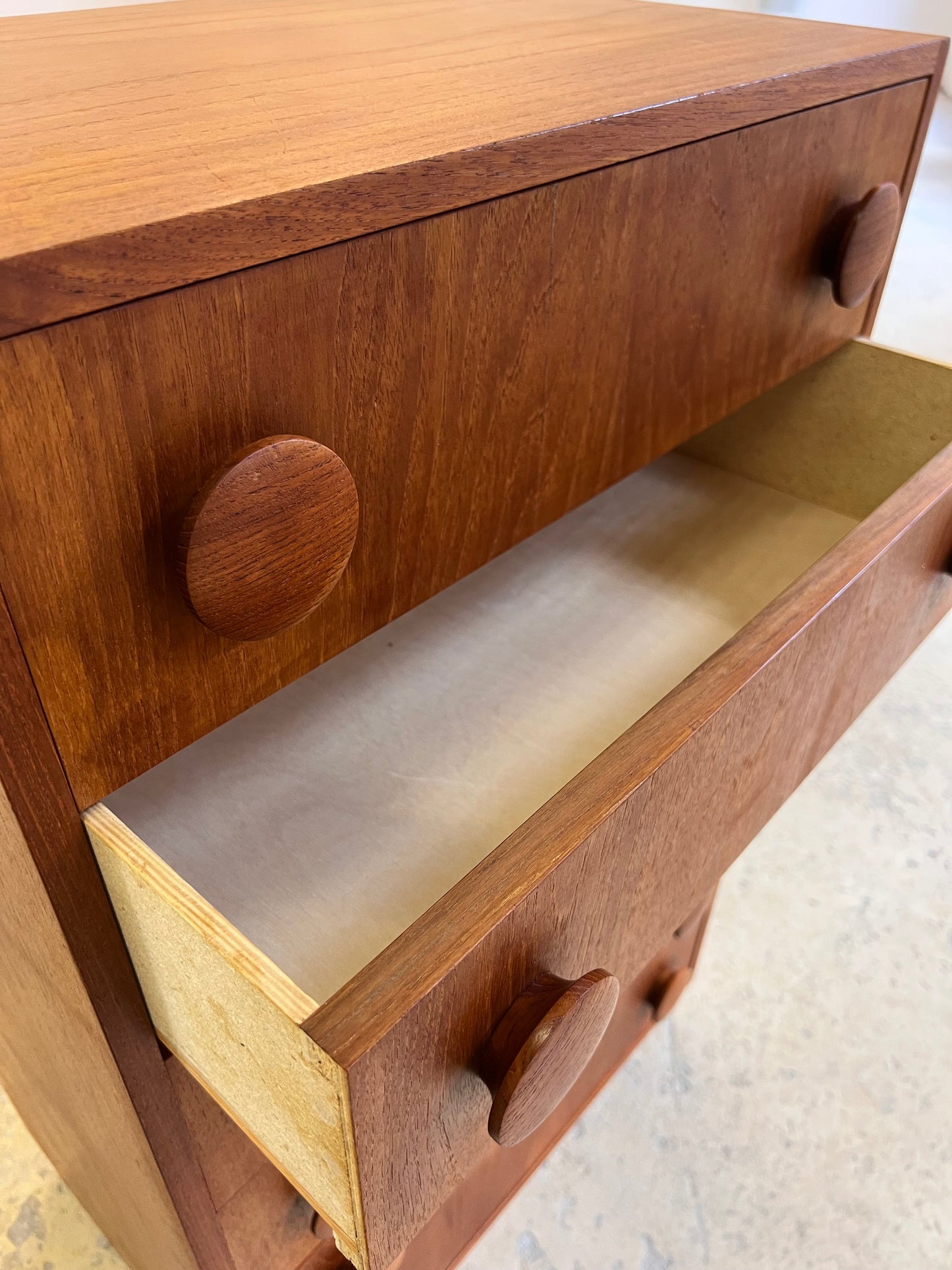 Vintage Kommode Teak mit runden Griffen aus Dänemark