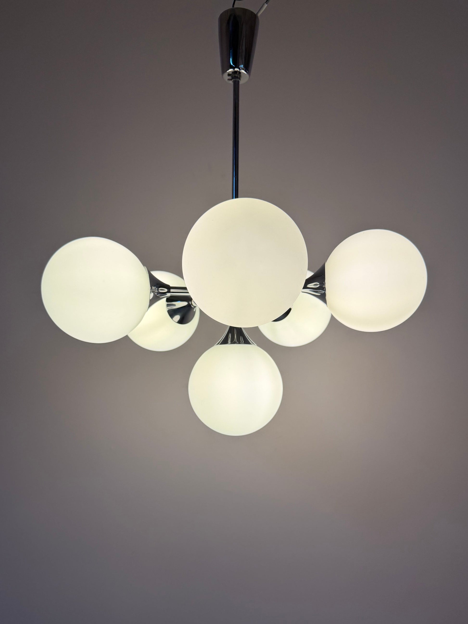 Vintage Sputnik Kronleuchter Chrom und Opalglas, 70er Jahre