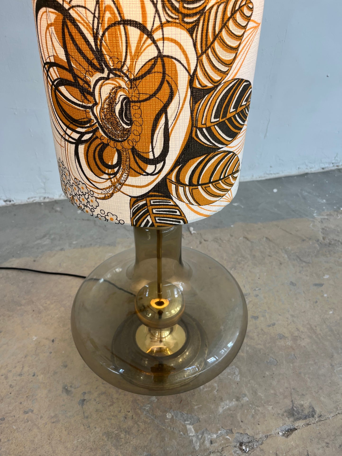 Vintage Stehlampe mit Rauchglasfuß und floralem Schirm