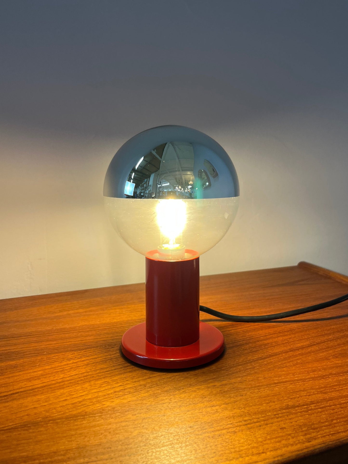 Lampe de table Big Globe rouge par Motoko Ishii pour STAFF