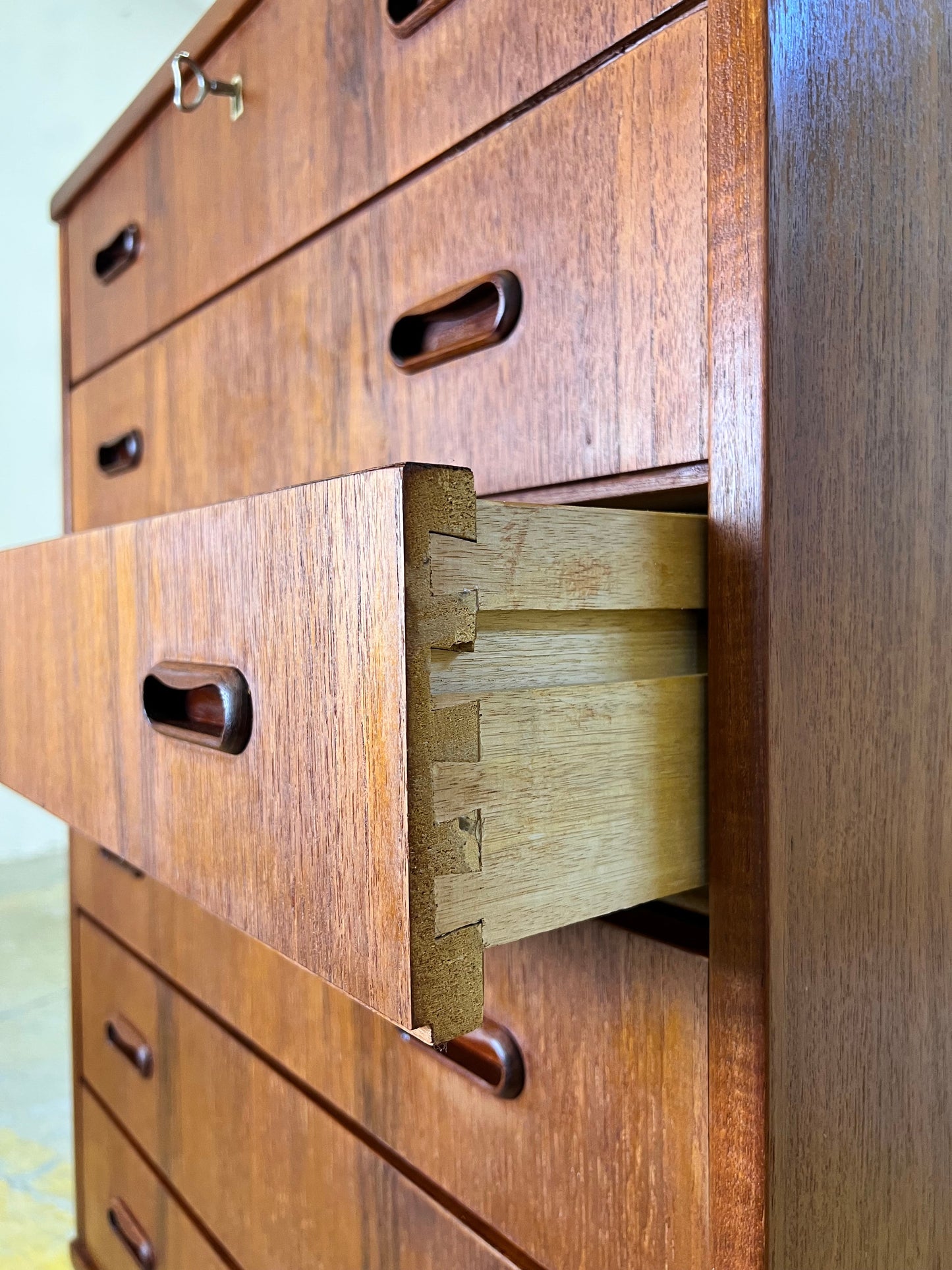 Vintage Kommode Teak mit Schloss aus Dänemark, sechs Schubladen, originale Schlüssel, skandinavisch