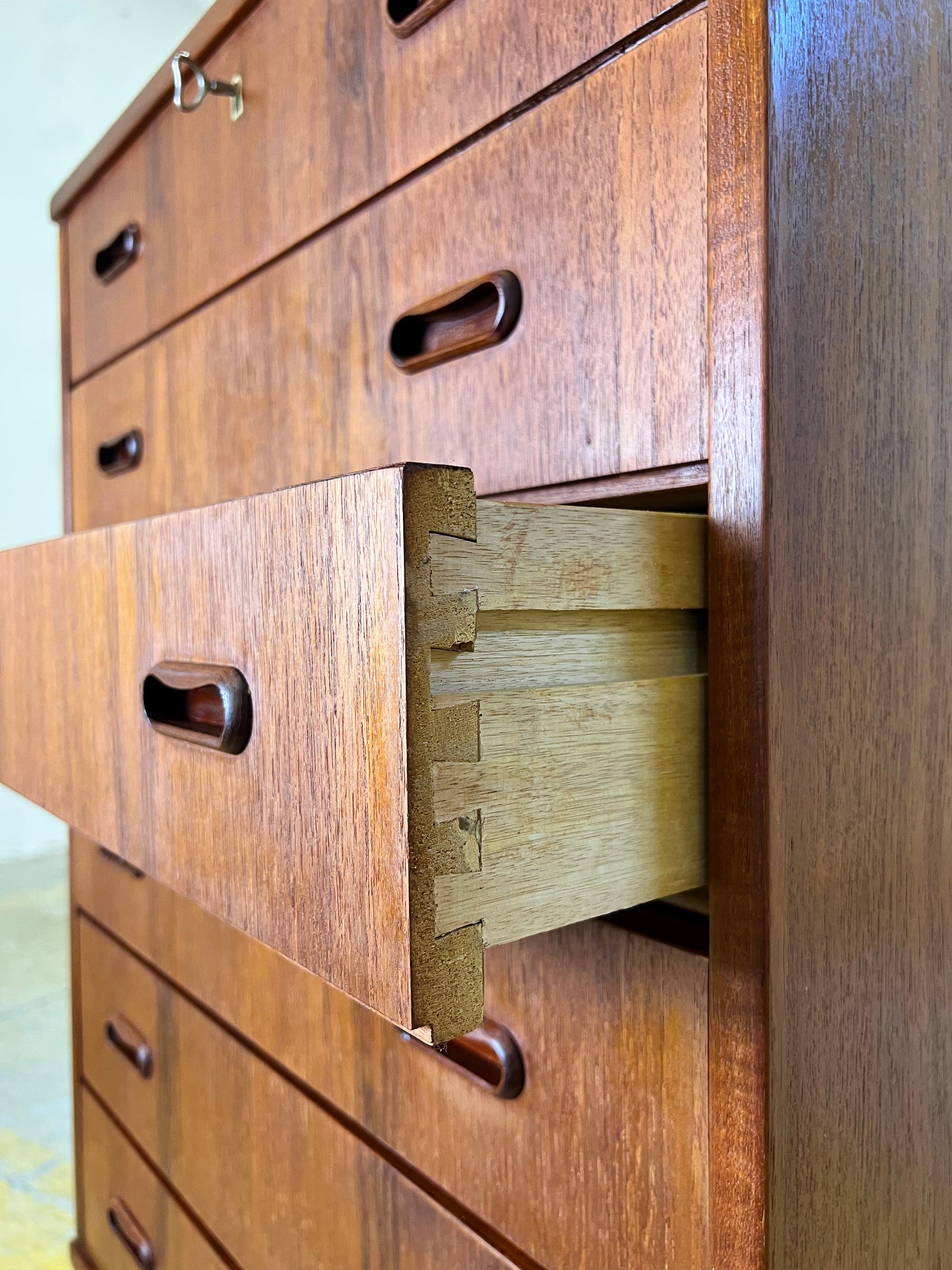 Vintage Kommode Teak mit Schloss aus Dänemark, sechs Schubladen, originale Schlüssel, skandinavisch