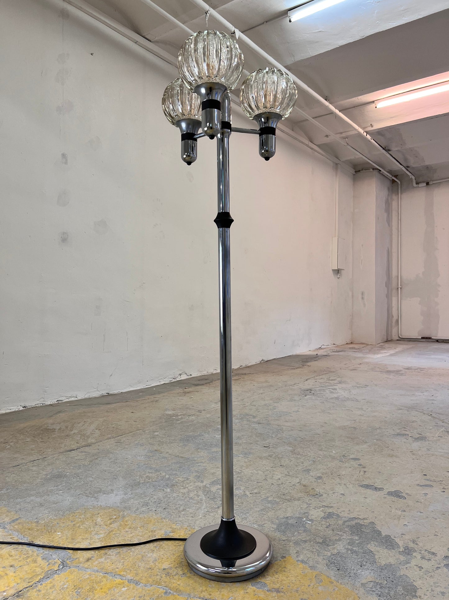 Vintage Stehlampe Chrom 1970er Jahre geriffelter Glasschirm